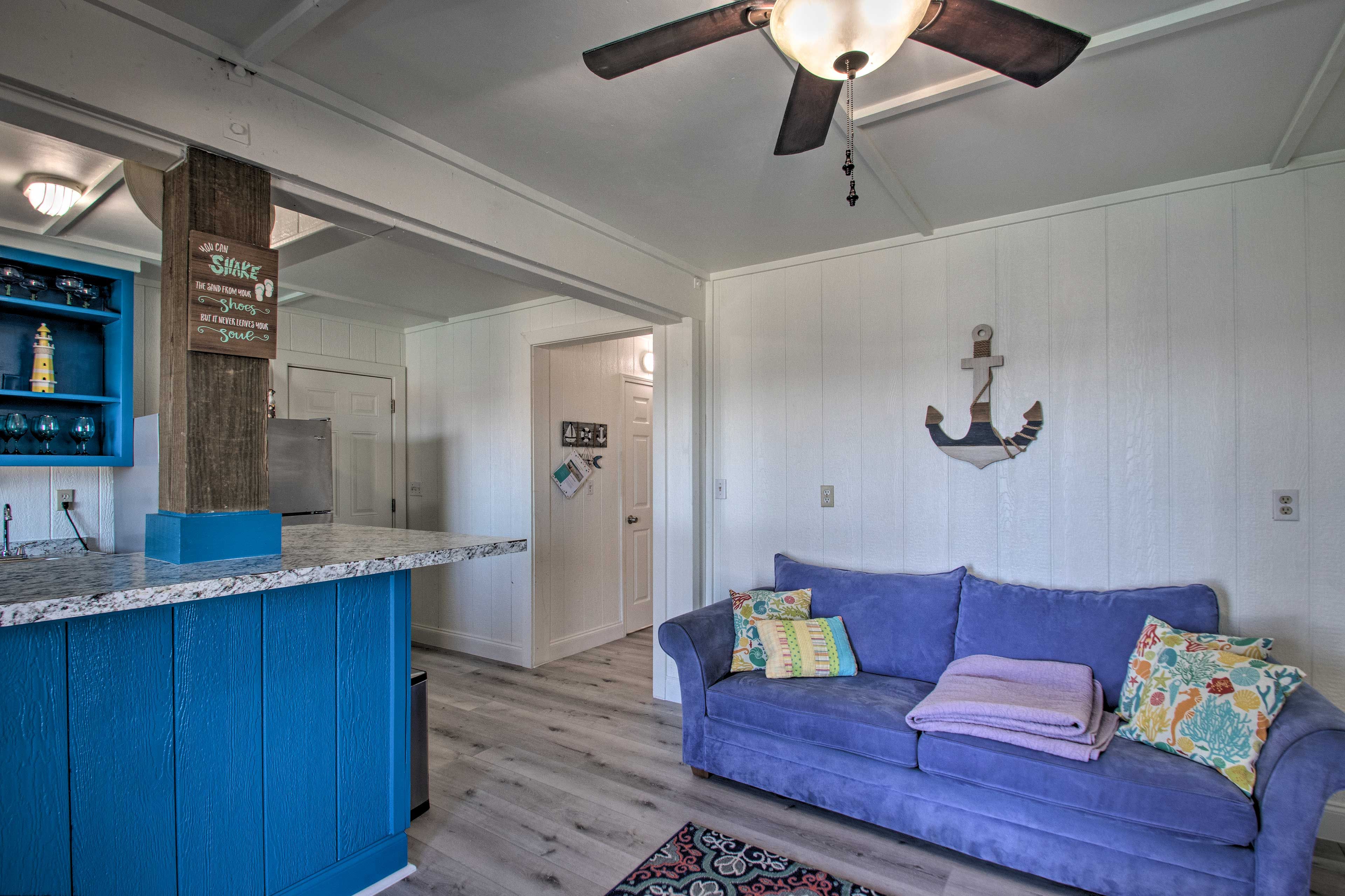 Living Room | Free WiFi | Central Air Conditioning & Heating