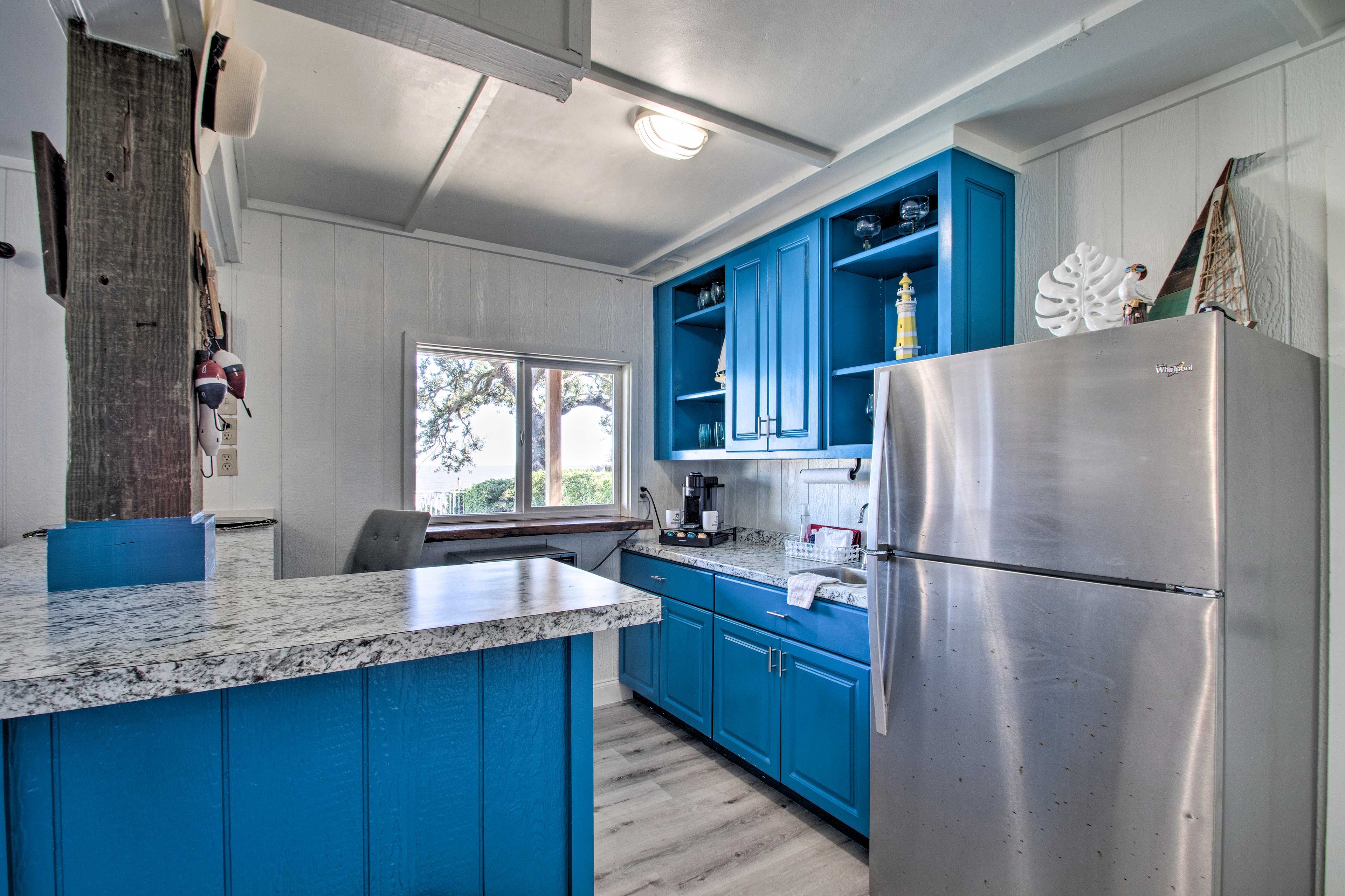Well-Equipped Kitchen | Microwave