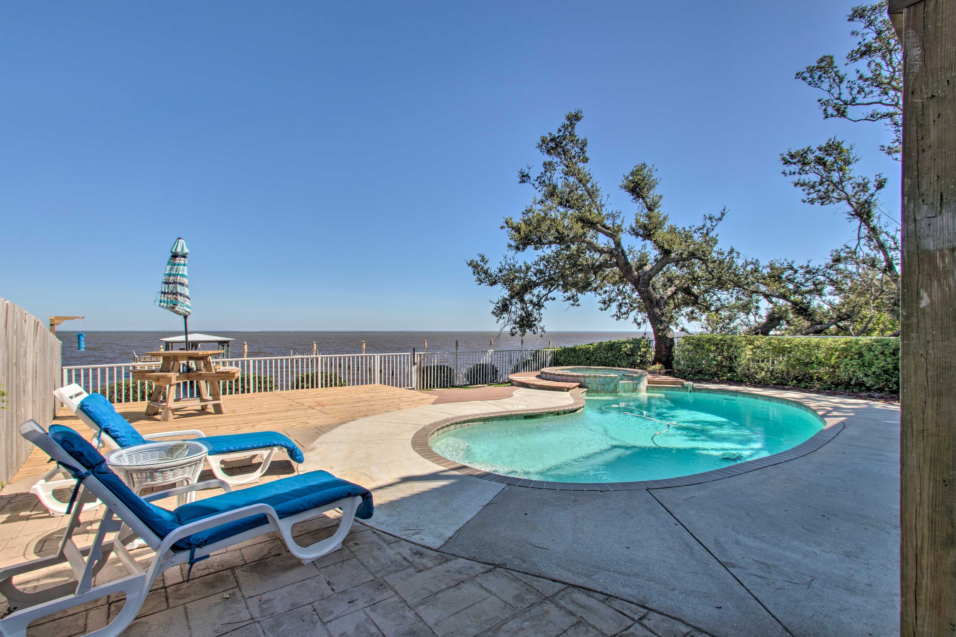 Shared Pool & Spa (Both Unheated)