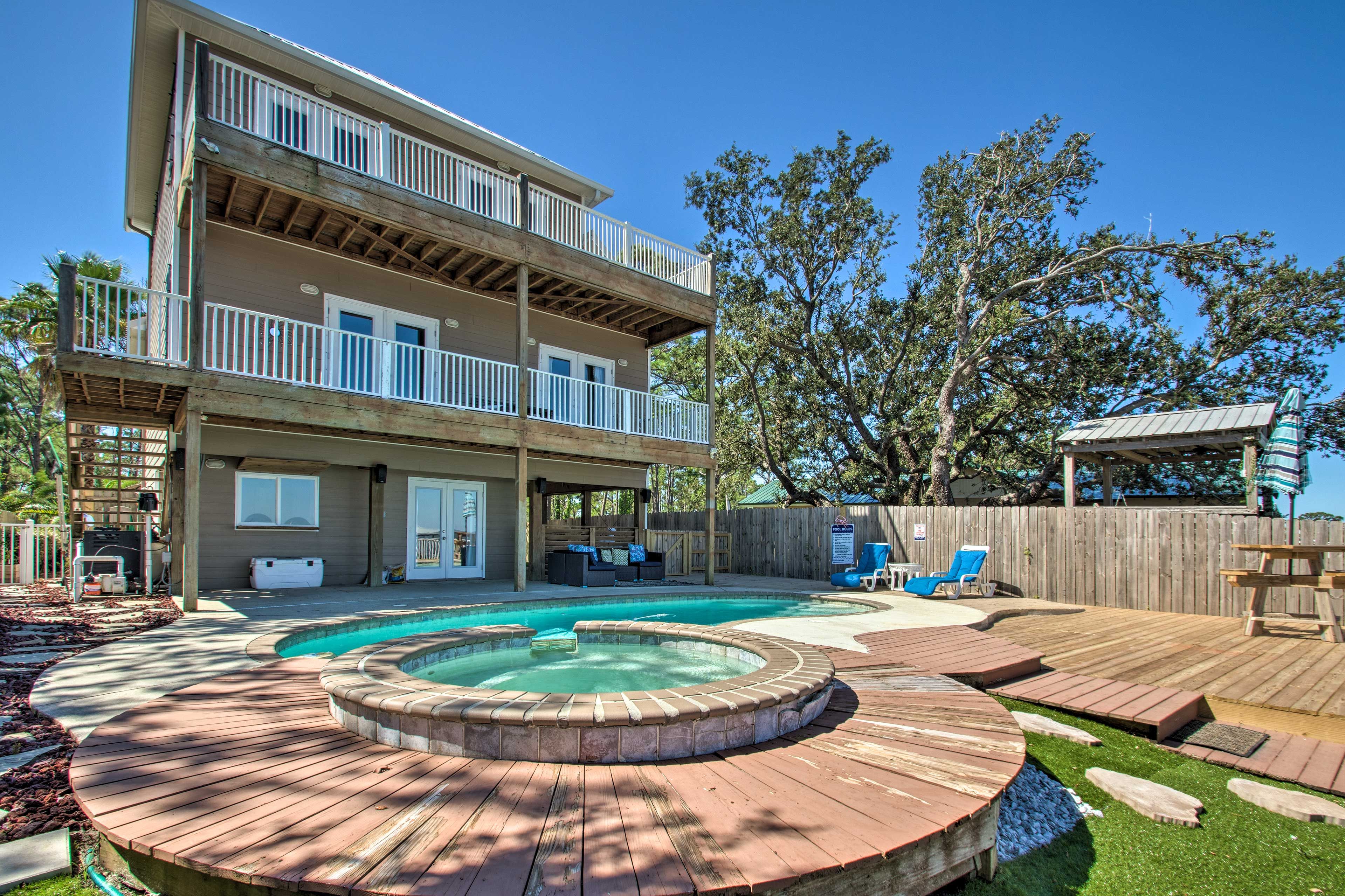 Shared Pool & Spa (Both Unheated)