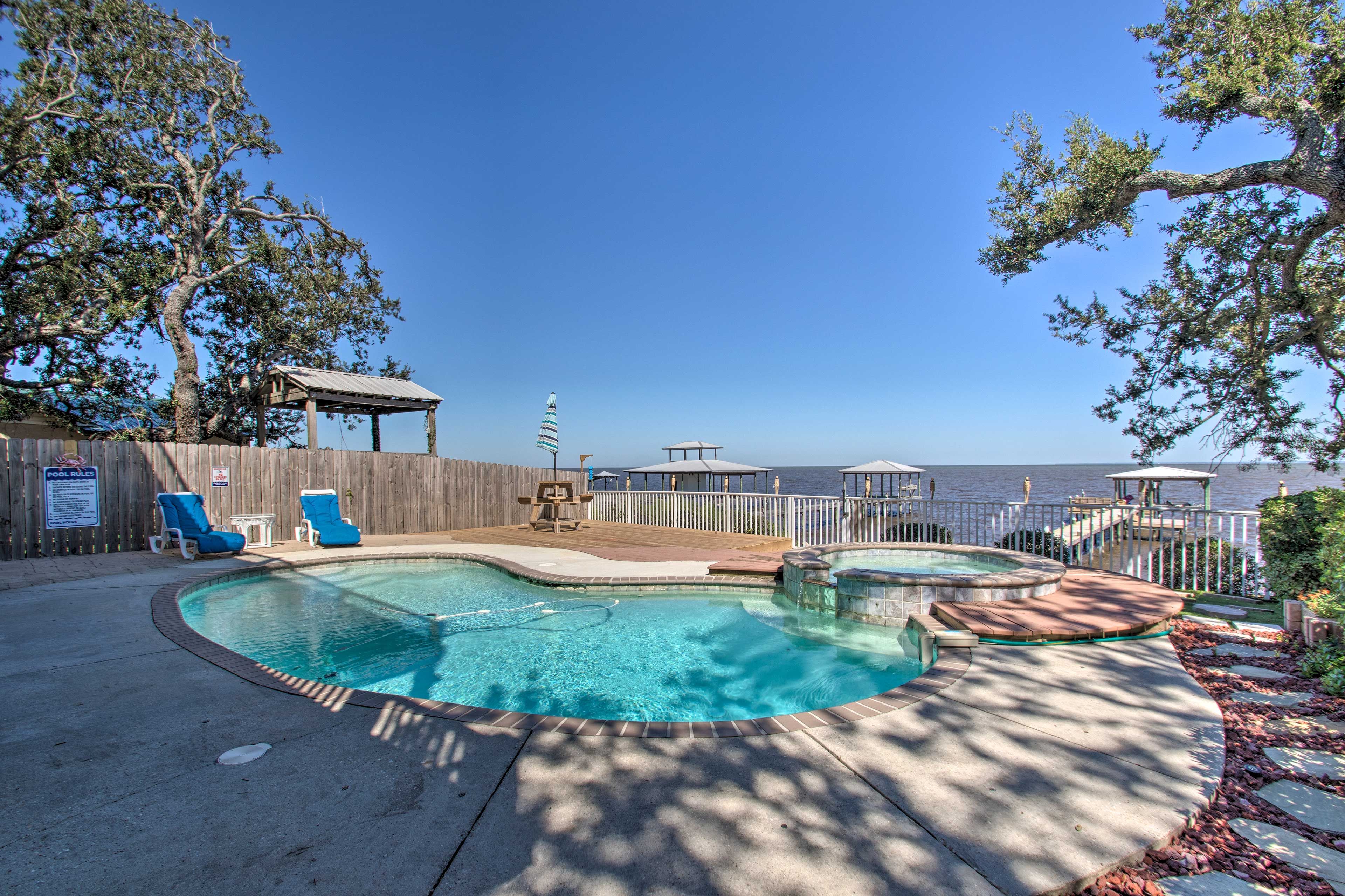 Shared Pool & Spa (Both Unheated)
