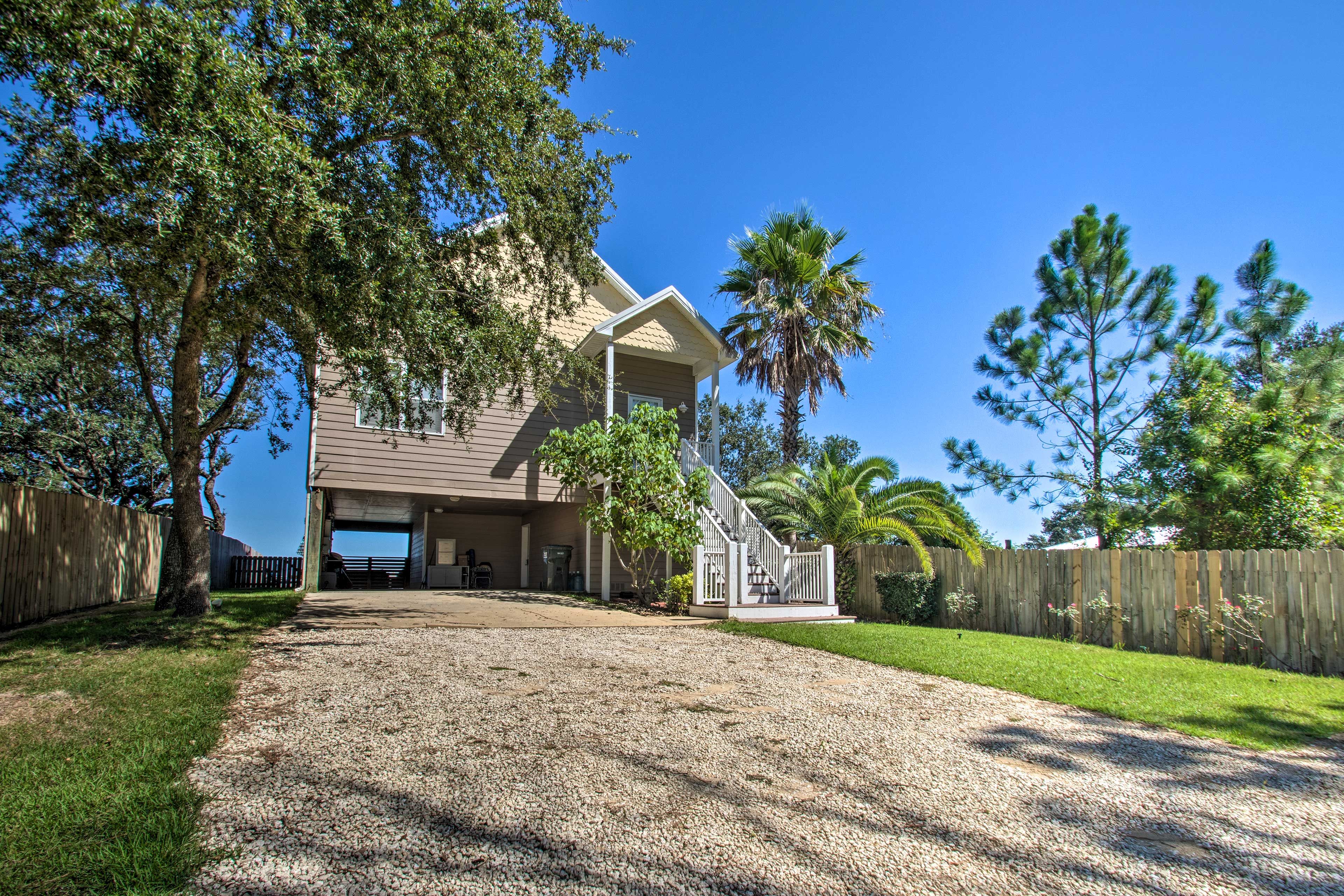 Parking | Driveway (5 Vehicles) | Garage (1 Vehicle)