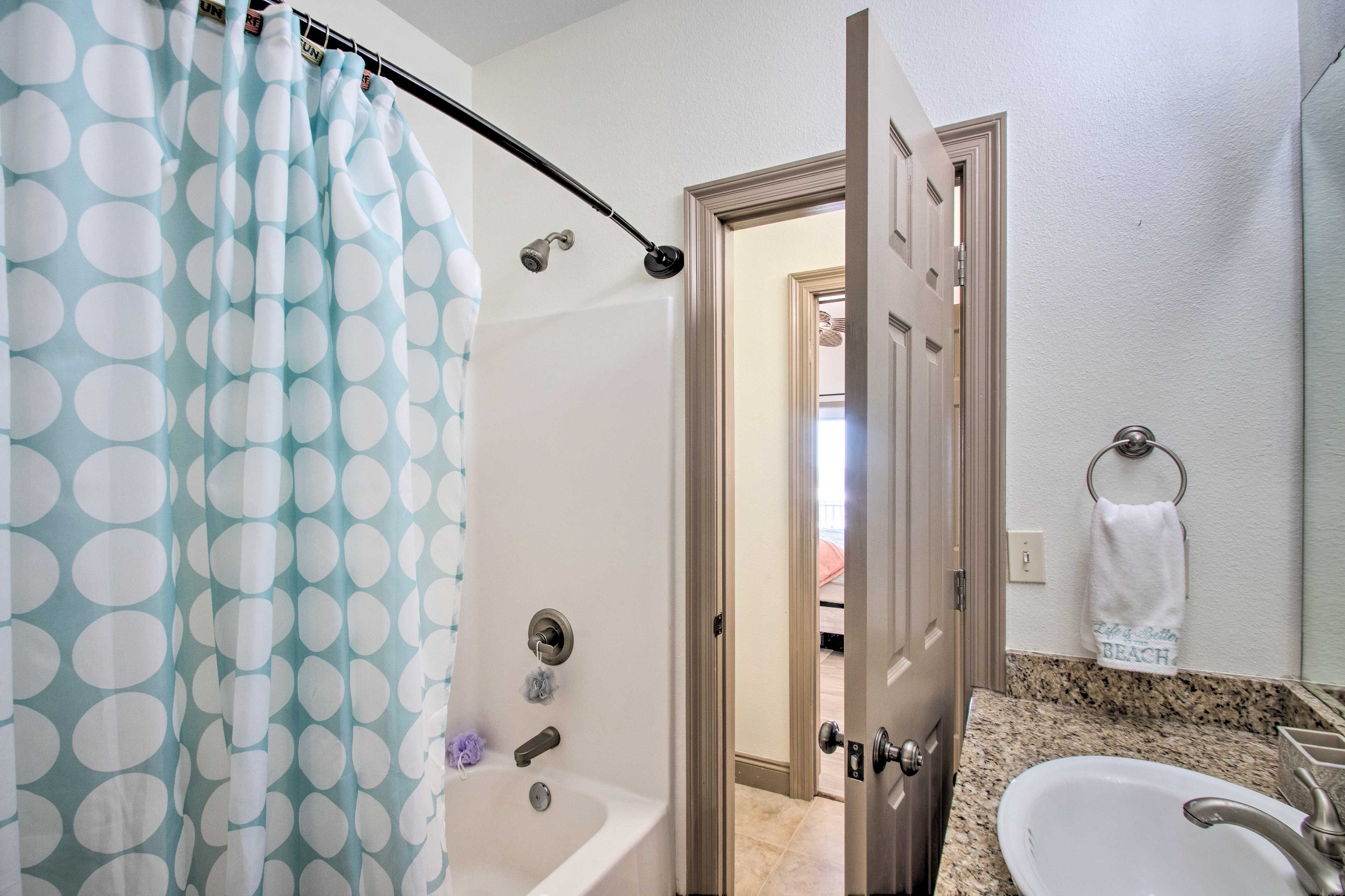 Full Bathroom | Complimentary Toiletries