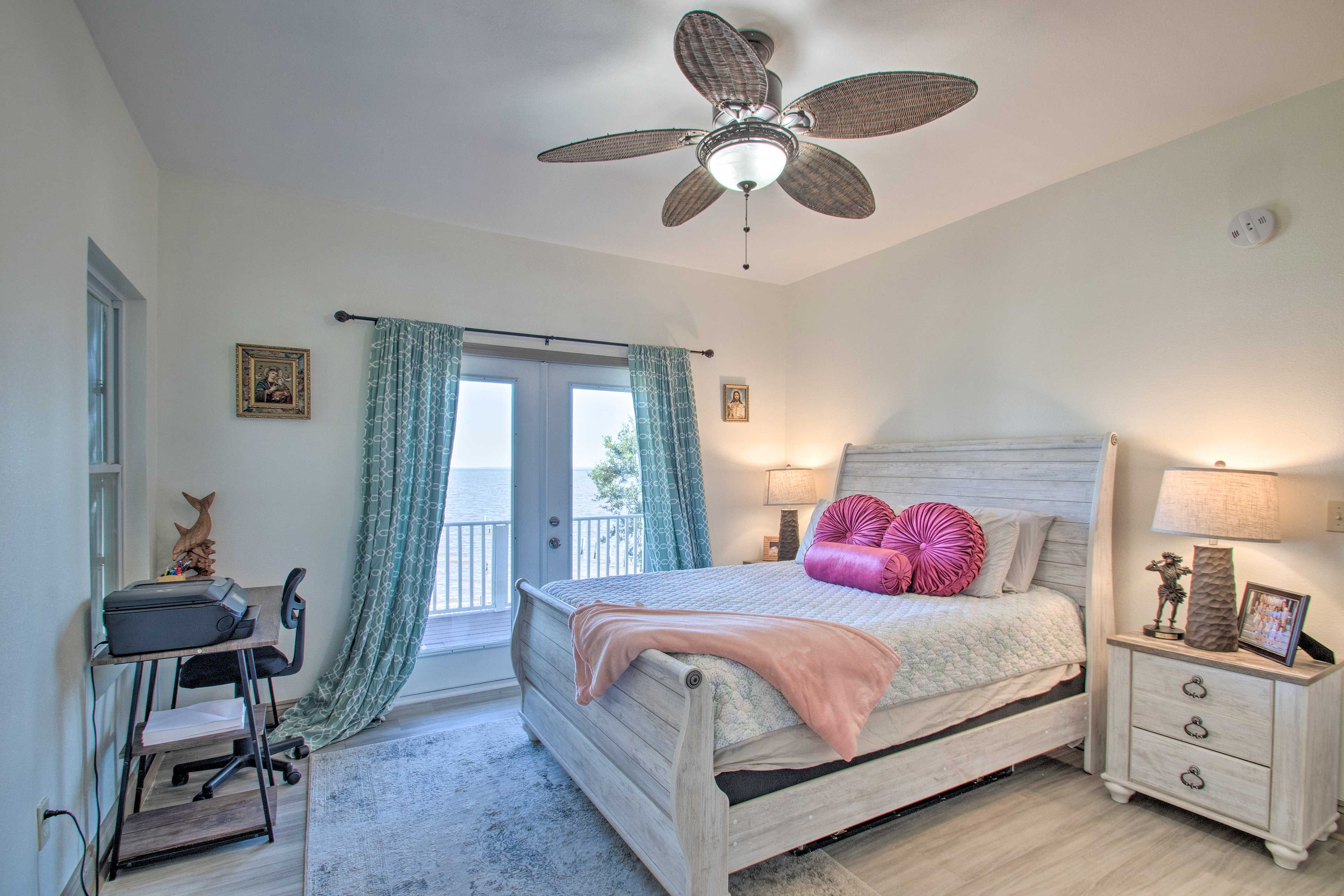 Bedroom 1 | Main Level | Queen Bed