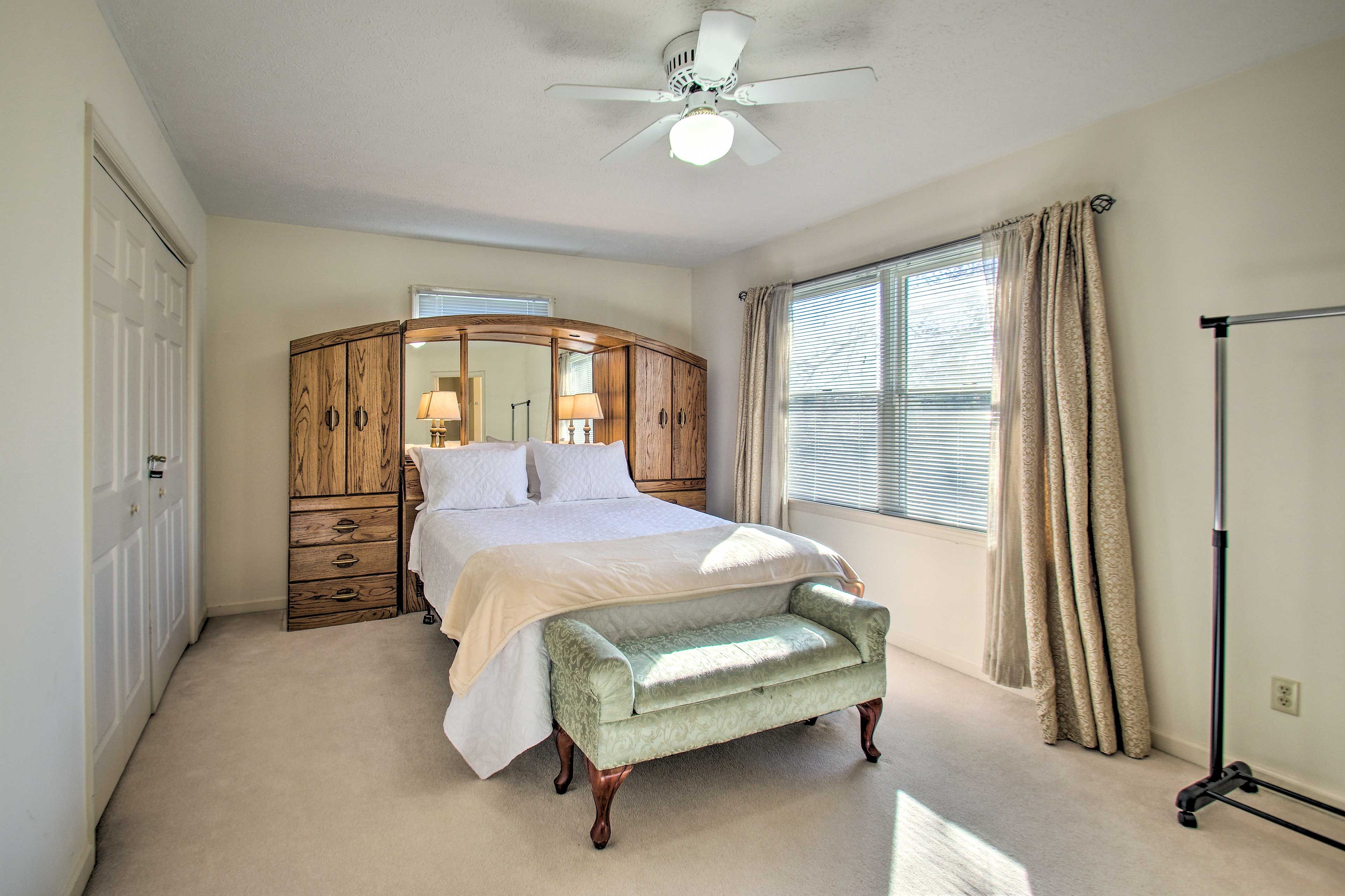 Bedroom 1 | Queen Bed