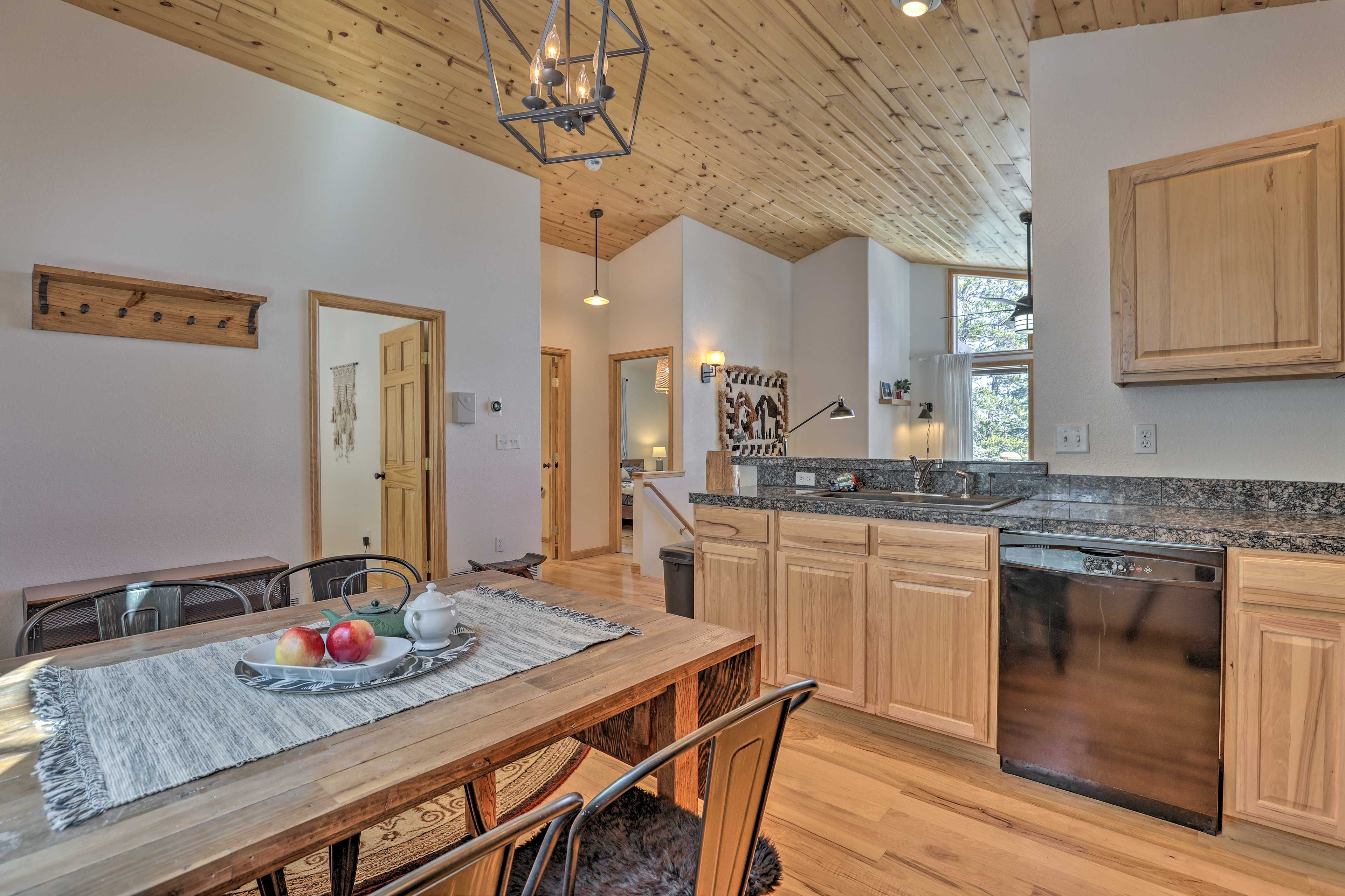 Dining Area | Dishware/Flatware Provided