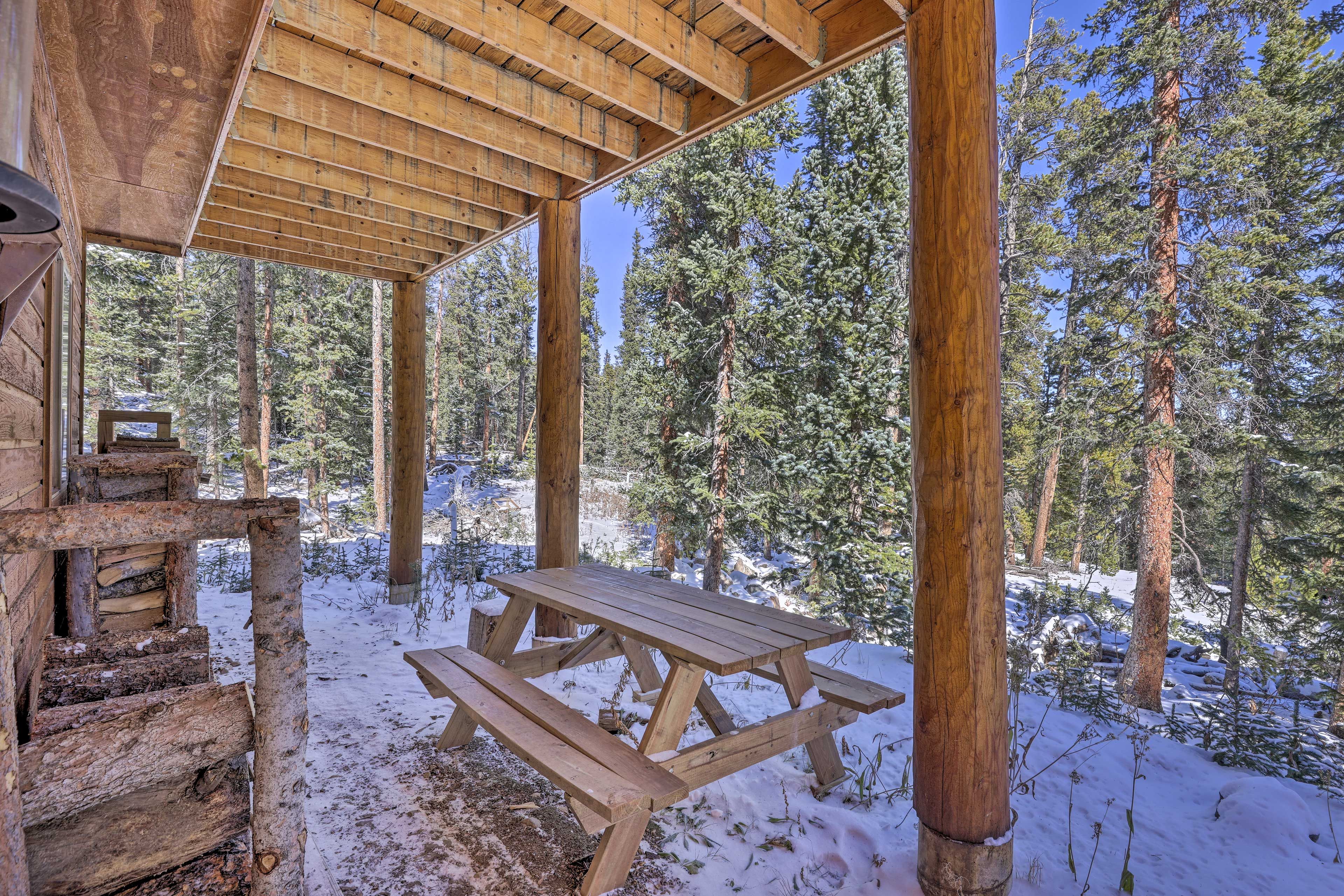 1,000 Sq Ft | Gas Fire Pit