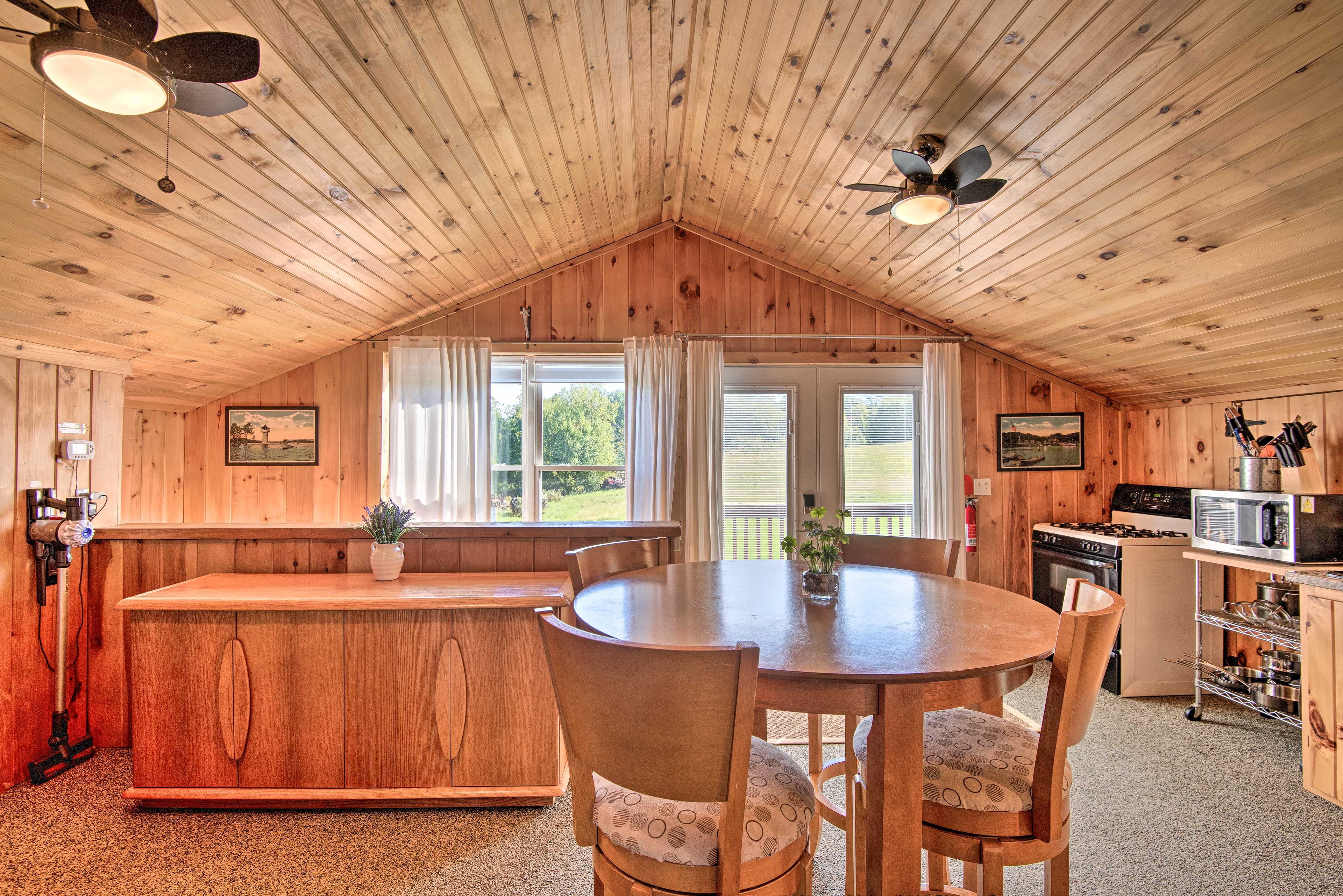 Dining Area | Dishware Provided
