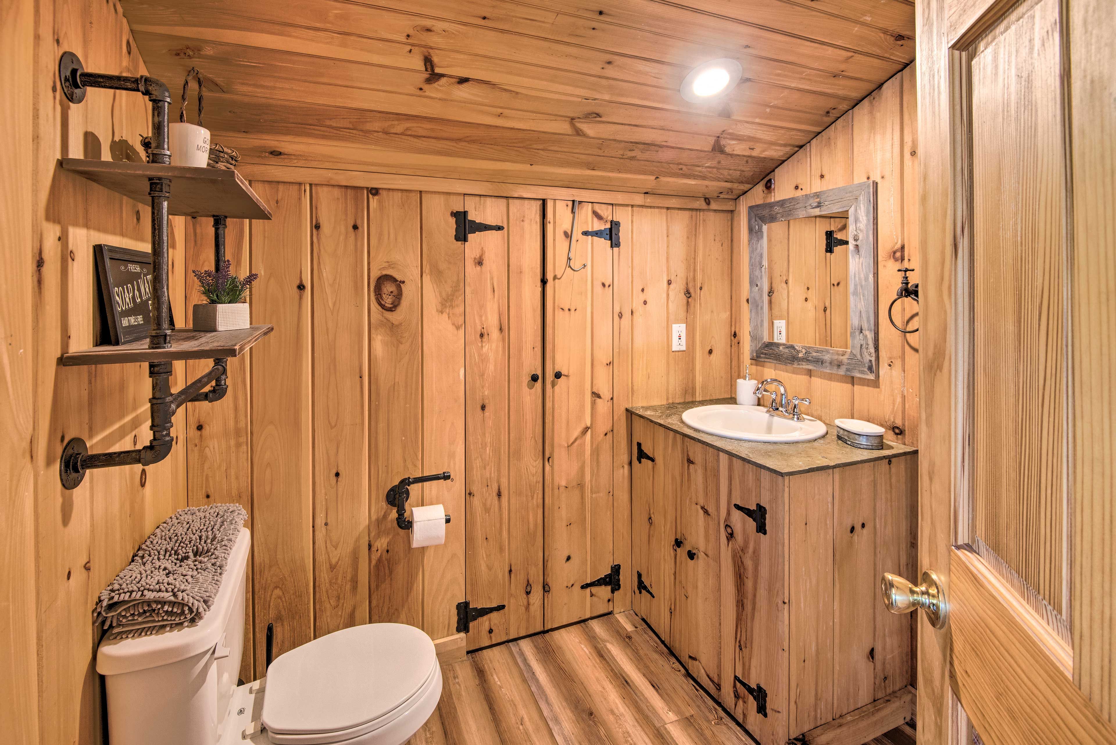 Full Bathroom | Towels Provided | Complimentary Toiletries