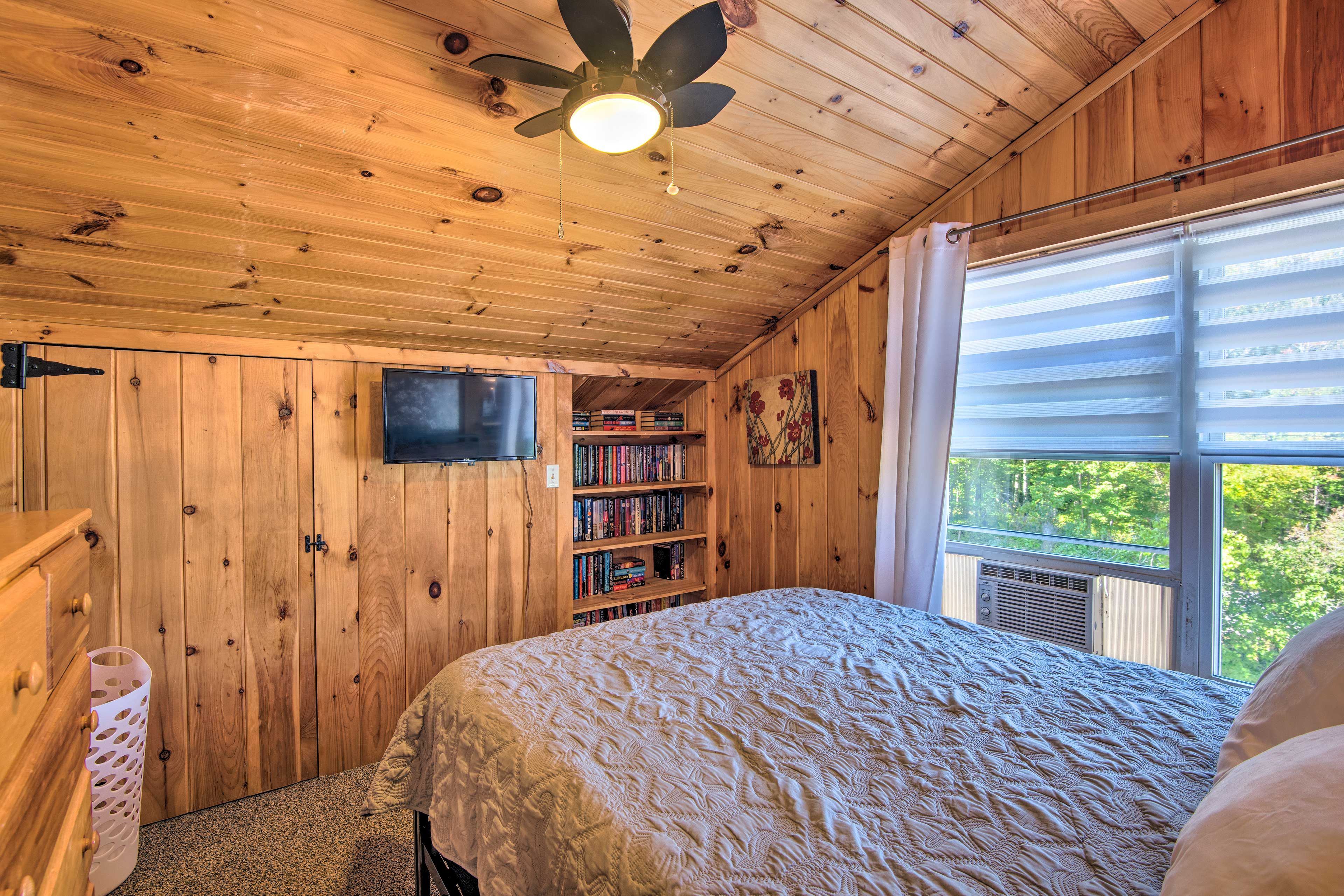 Bedroom | Queen Bed | Smart TV