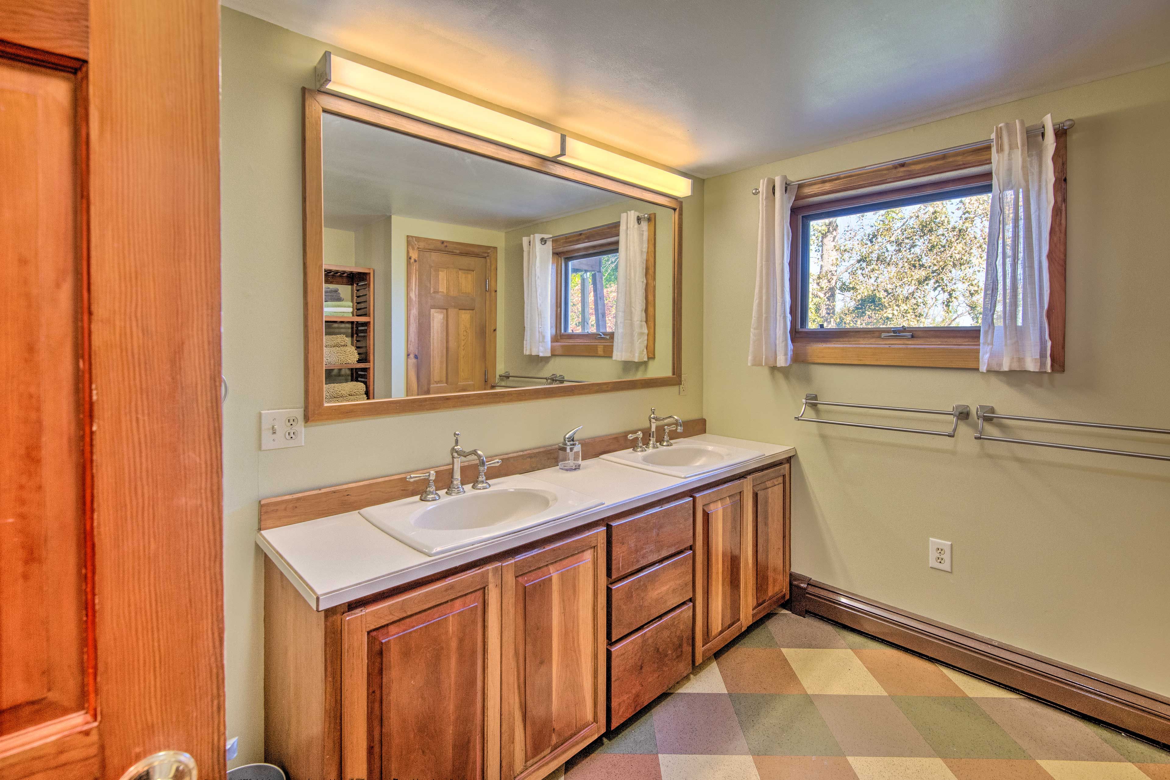 Full Bathroom | Towels Provided