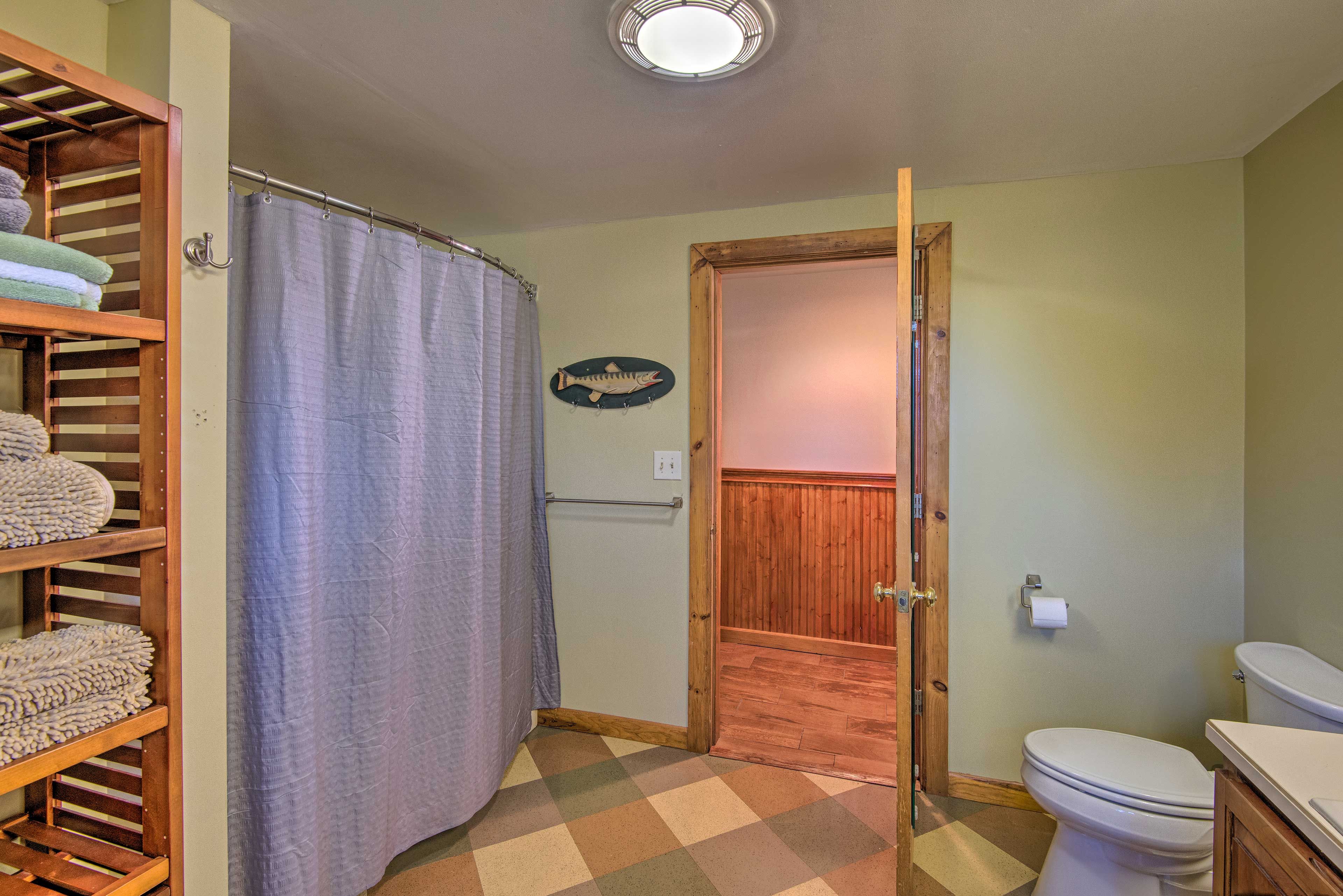 Full Bathroom | Complimentary Toiletries