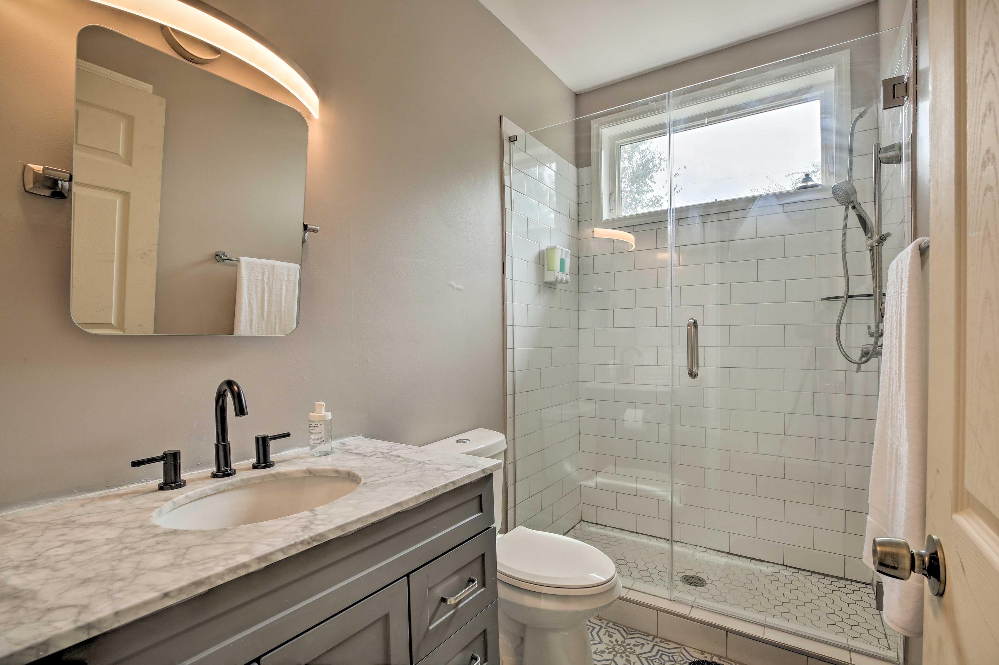Full Bathroom | Towels Provided