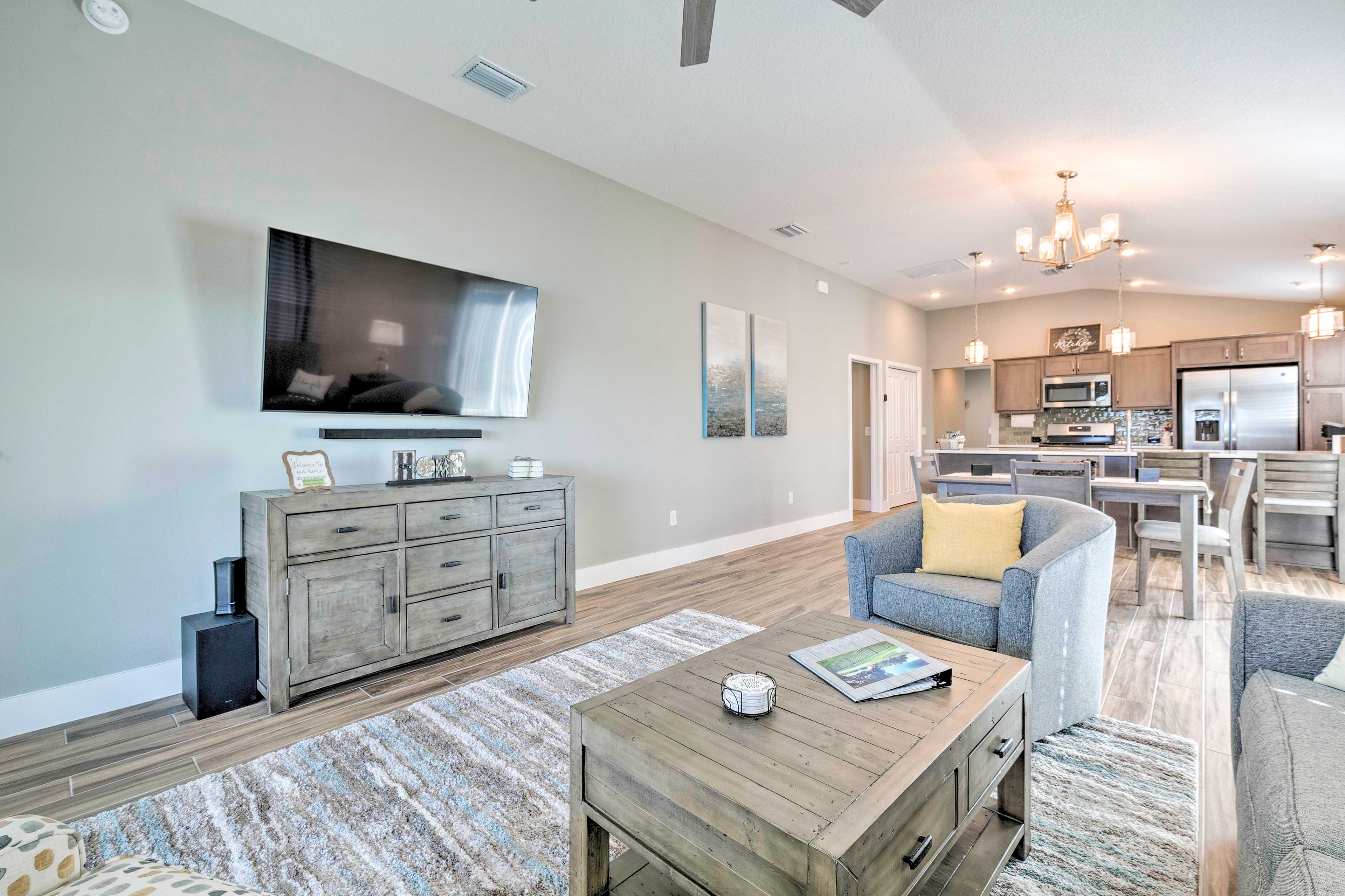 Living Room | Free WiFi | Central A/C | Smart TV