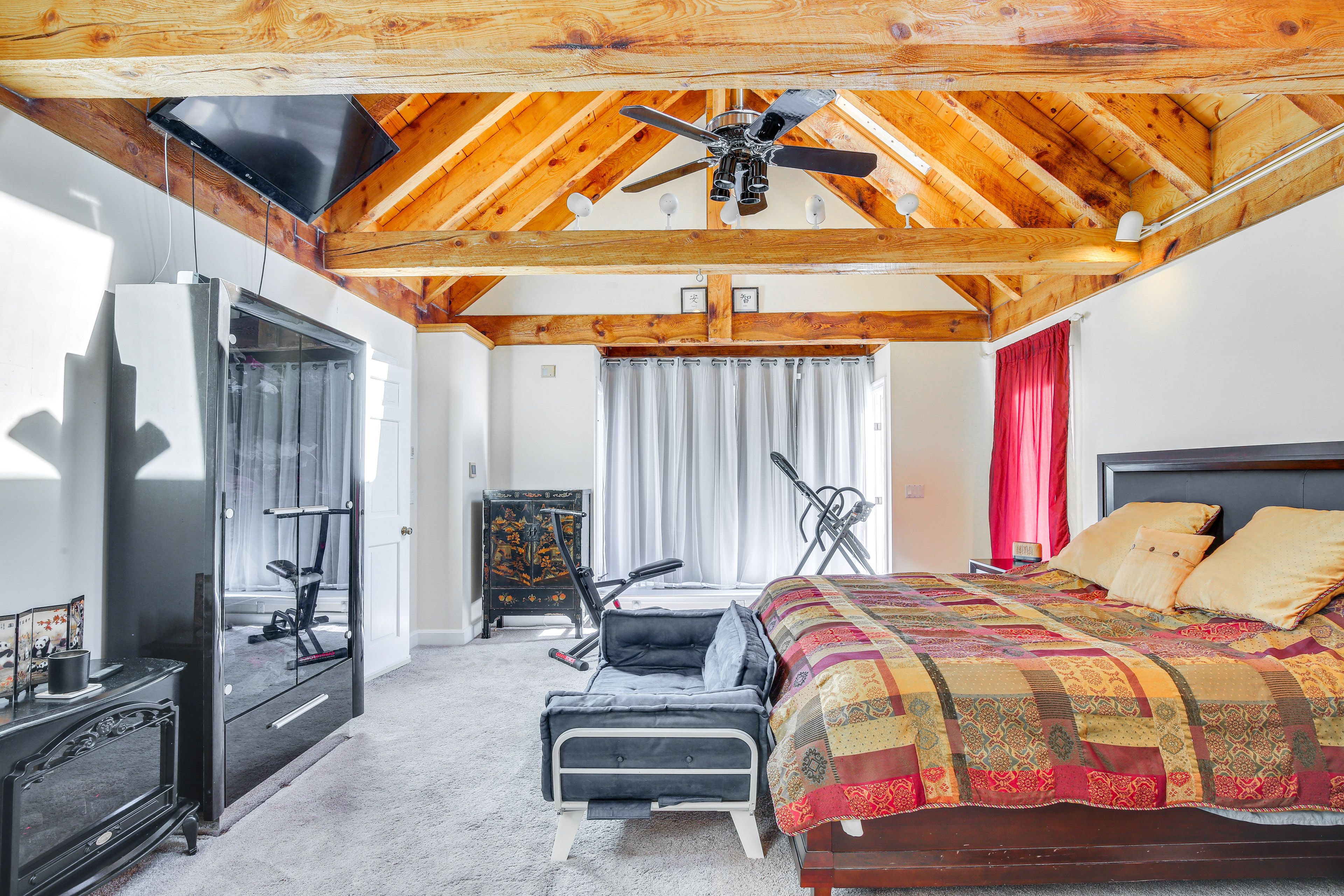 Bedroom | King Bed | 2nd Floor | Smart TV