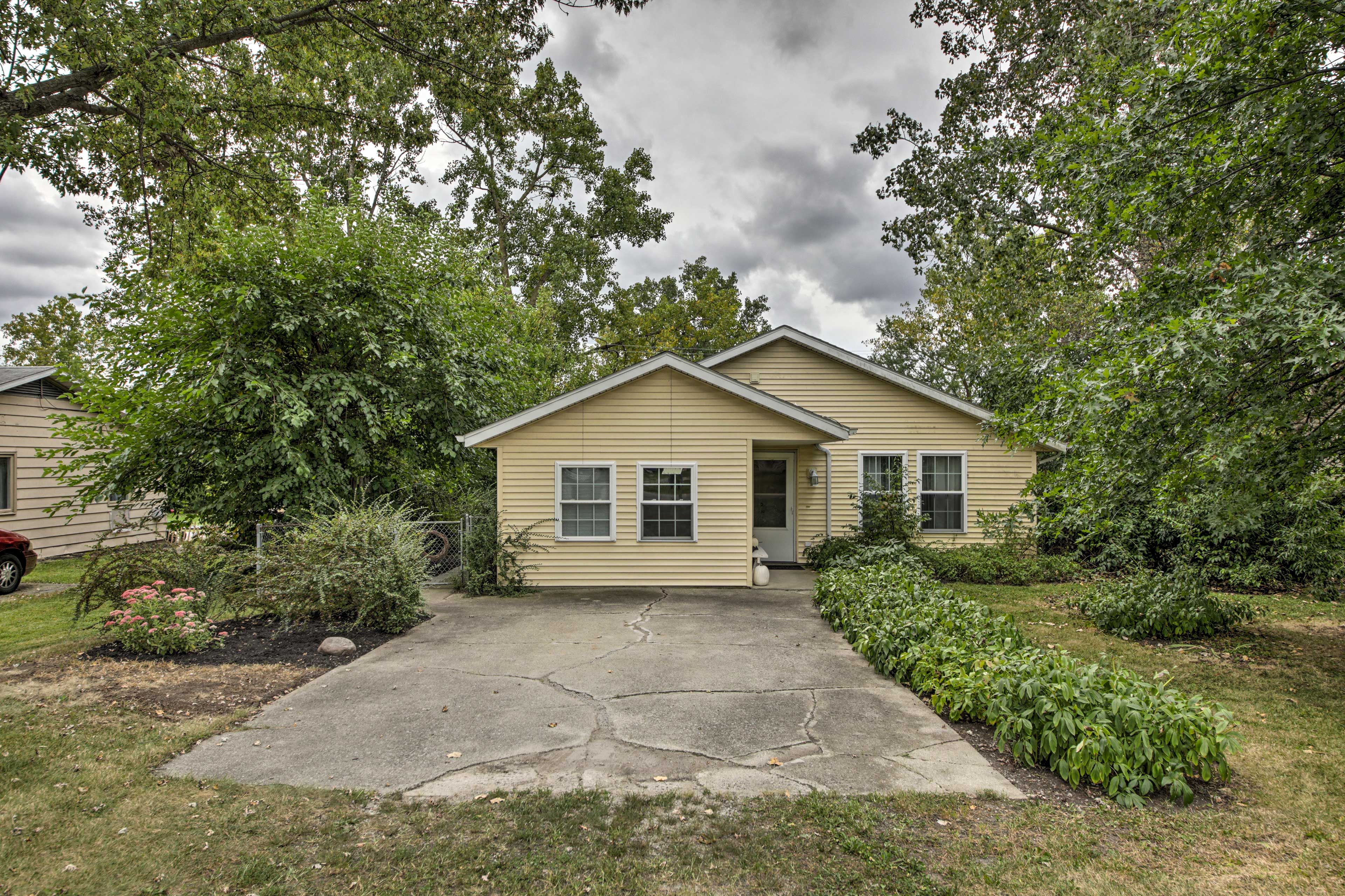 Fort Wayne Vacation Rental | 1BR | 1BA | 900 Sq Ft | Step-Free Access | 1 Story