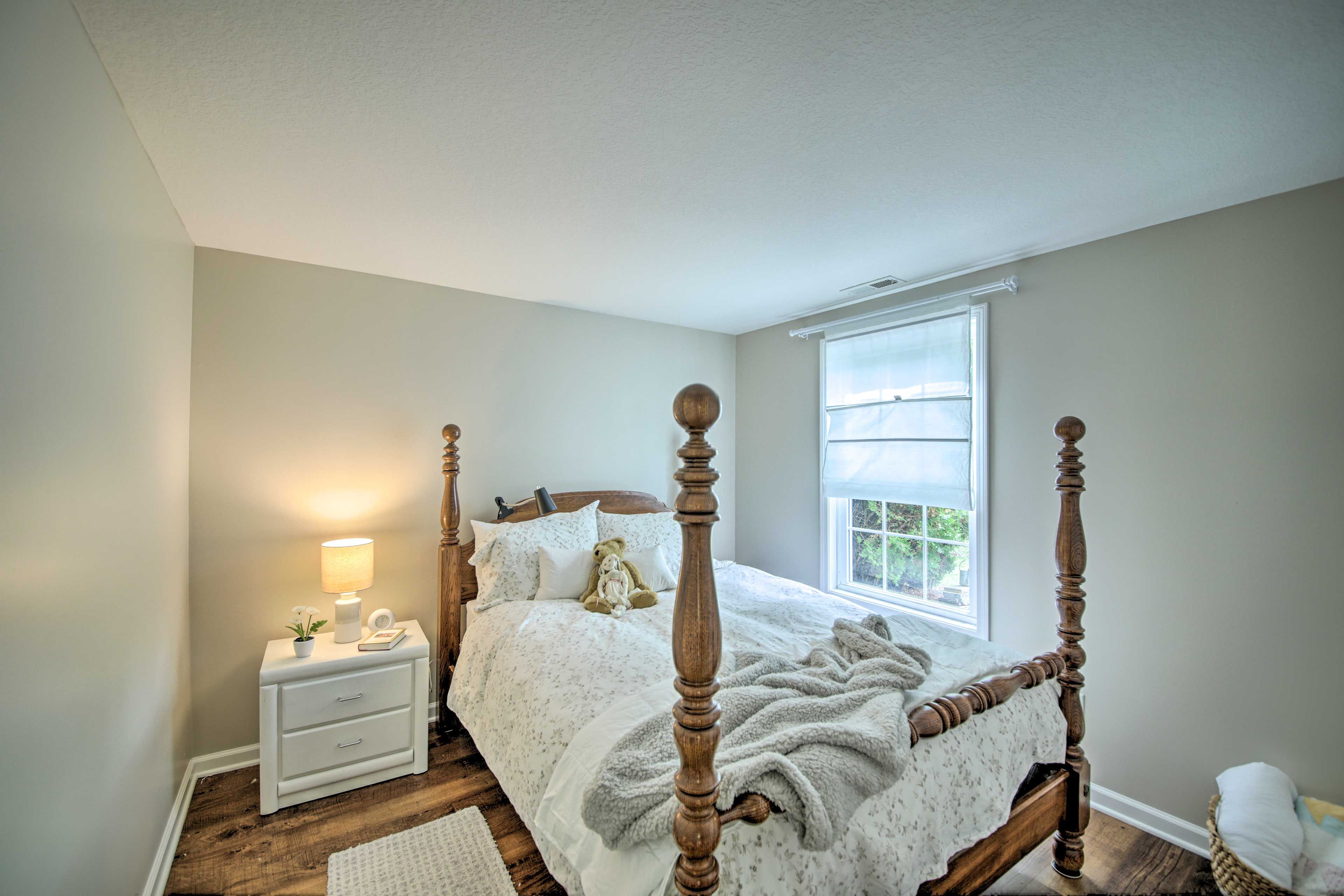 Bedroom | Queen Bed | Linens Provided