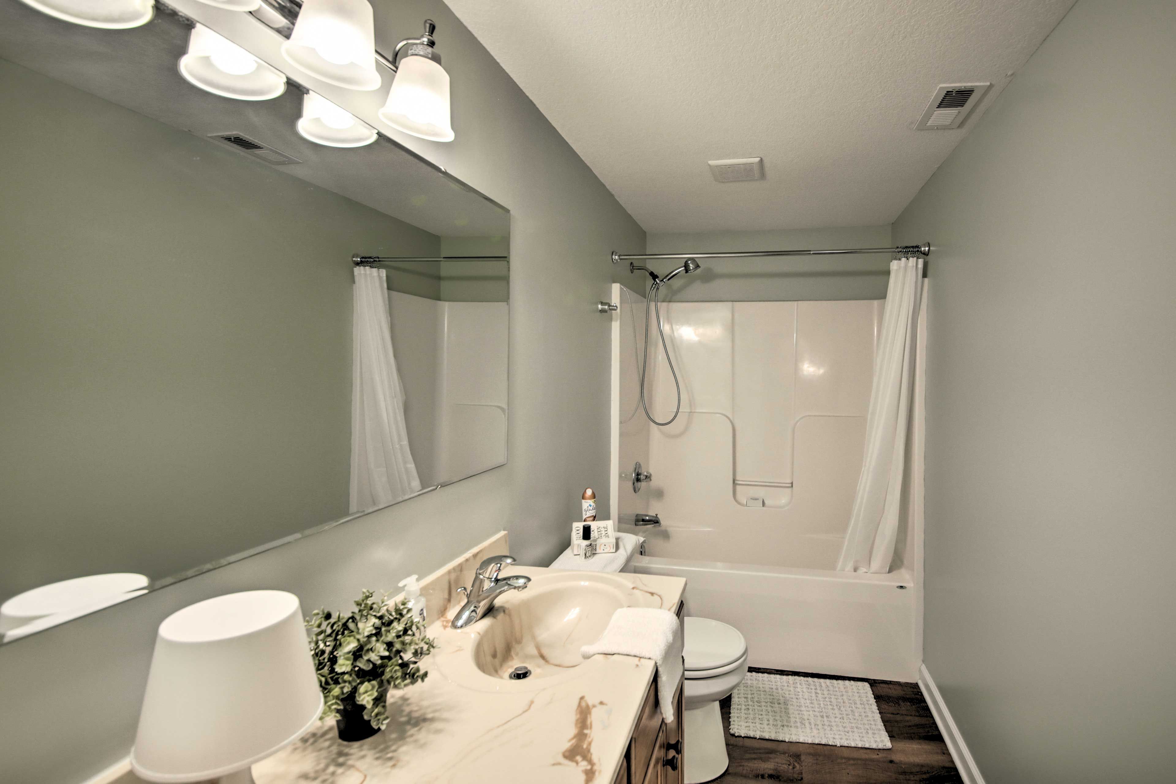 Full Bathroom | Towels Provided | Complimentary Toiletries