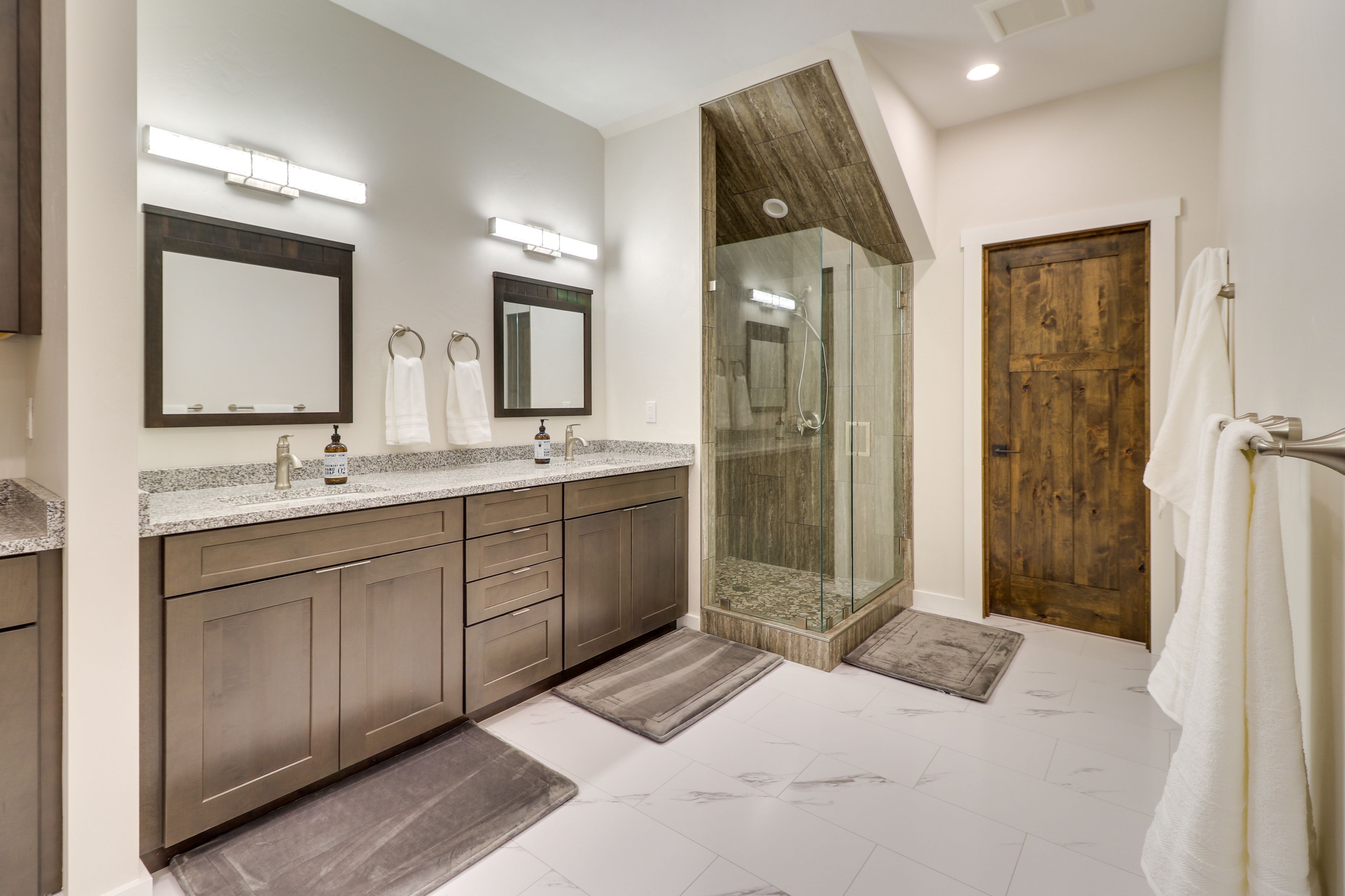 Full Bathroom | Towels Provided