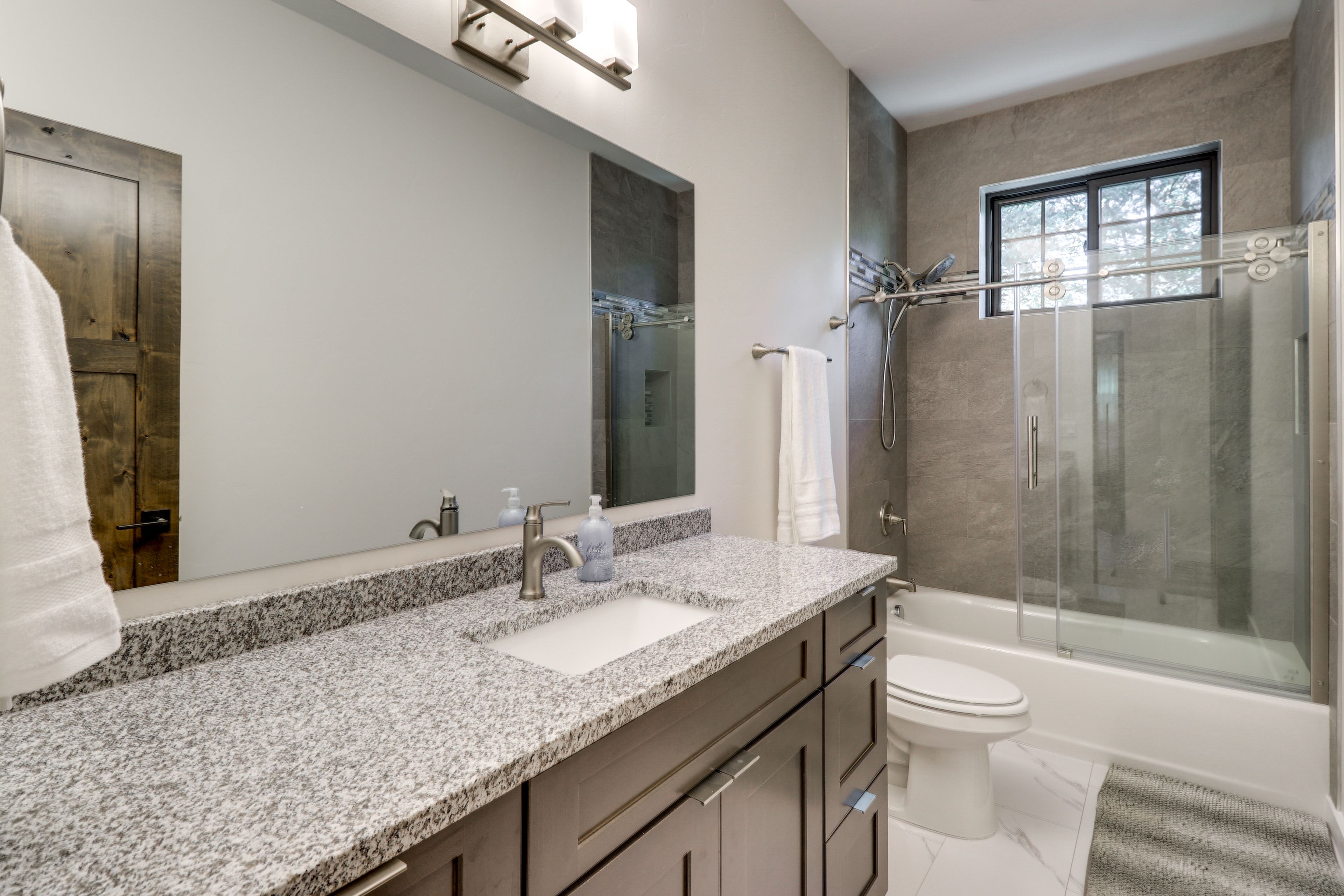 Full Bathroom | Complimentary Toiletries