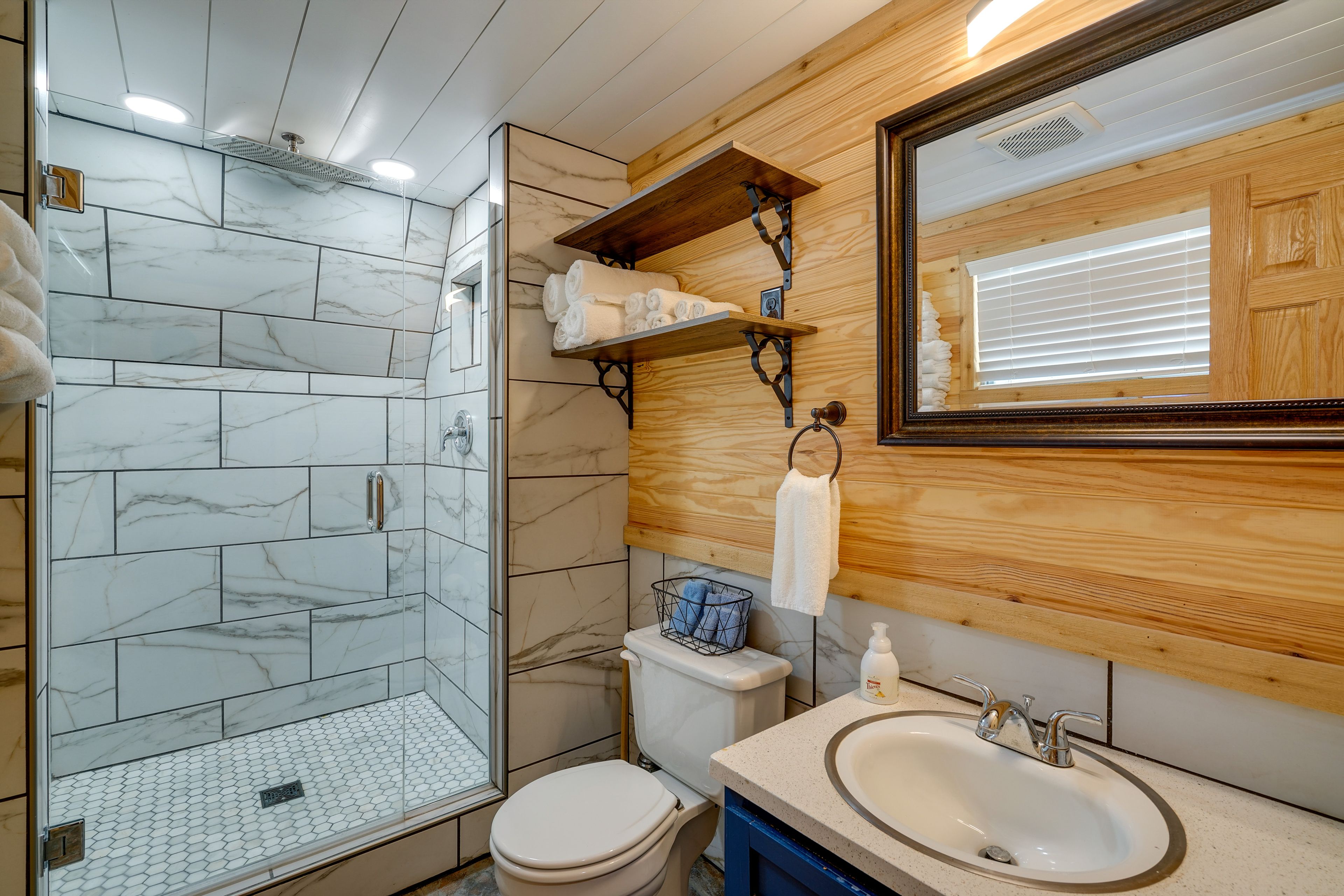 Full Bathroom | Towels Provided | Complimentary Toiletries