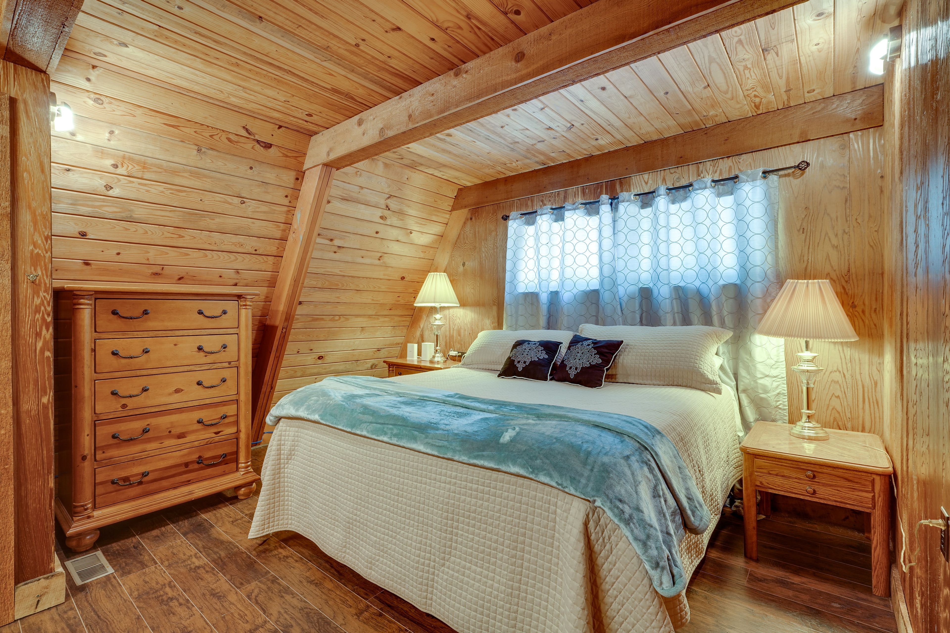 Bedroom 1 | King Bed | Linens Provided