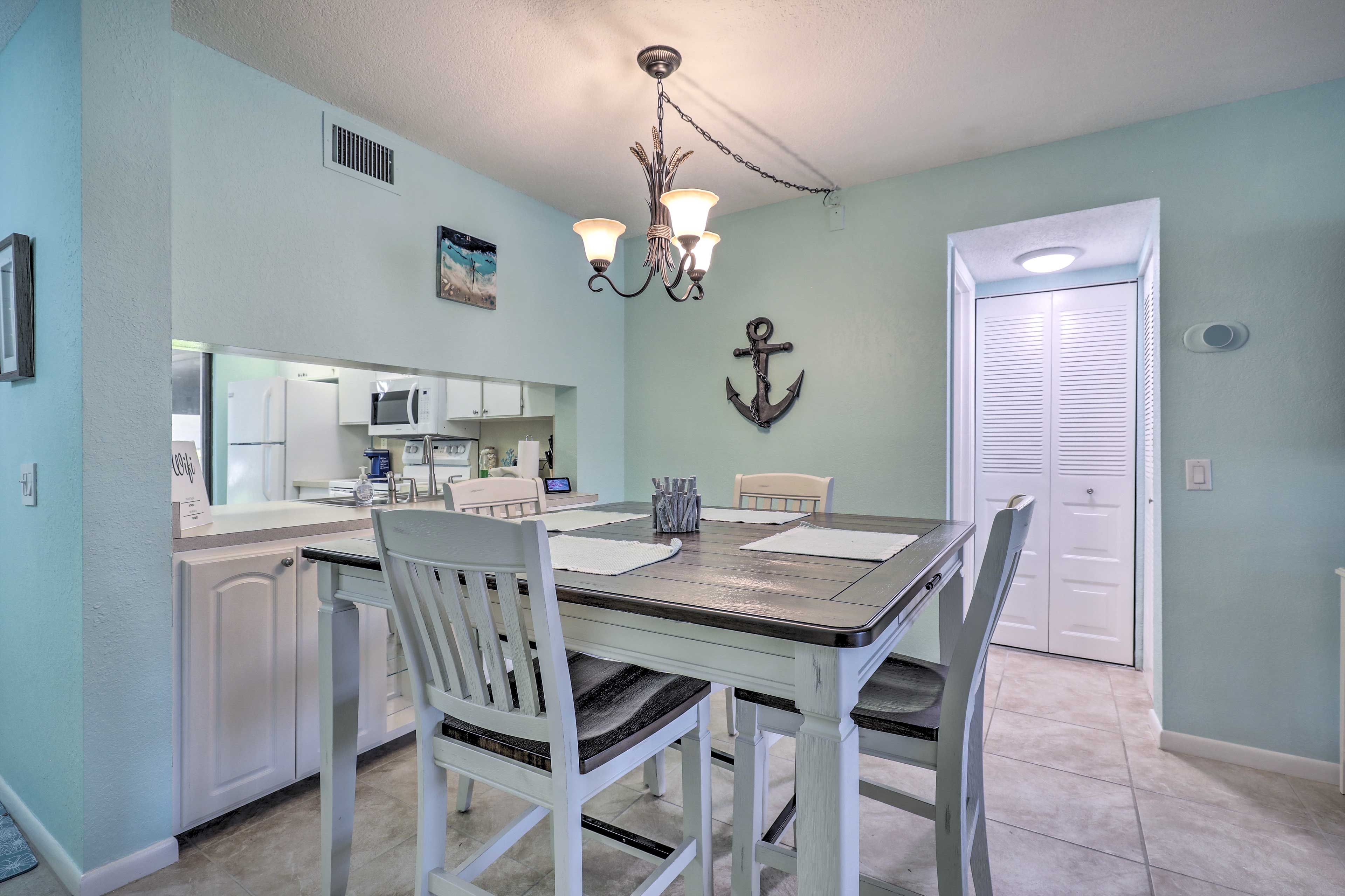 Dining Area | Dishware & Flatware Provided