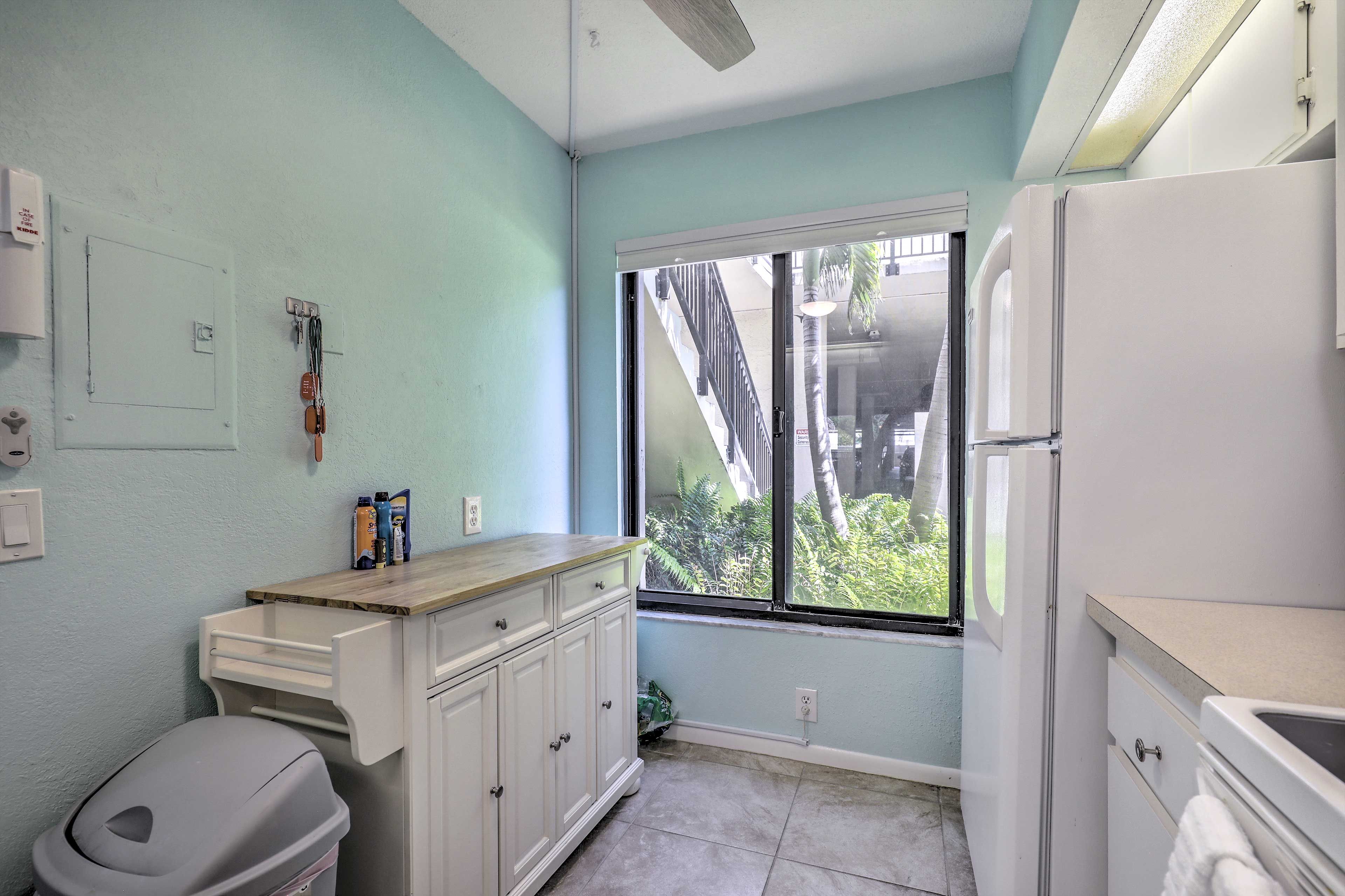 Kitchen | Trash Bags & Paper Towels Provided