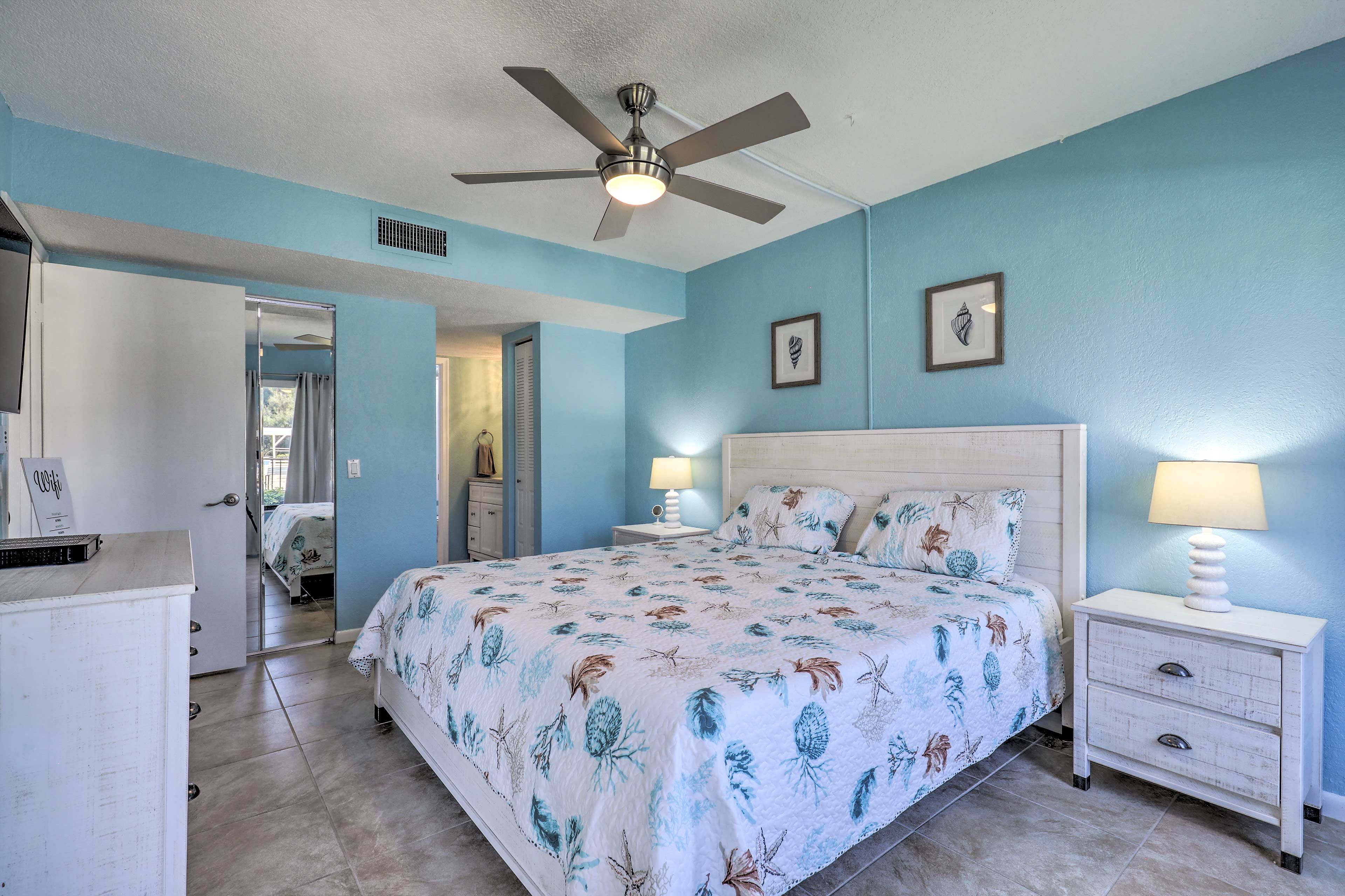 Bedroom | Smart TV w/ Cable