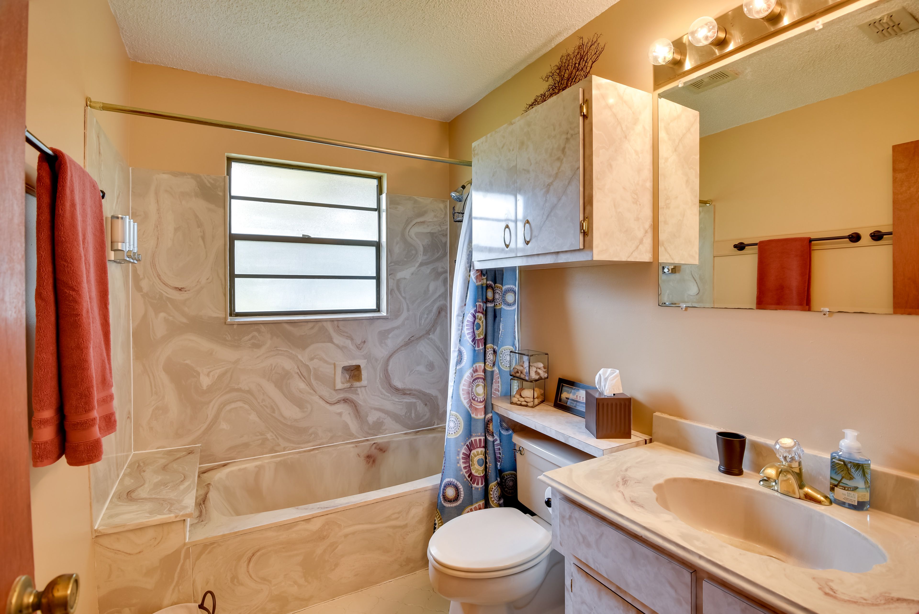 Full Bathroom | Towels Provided