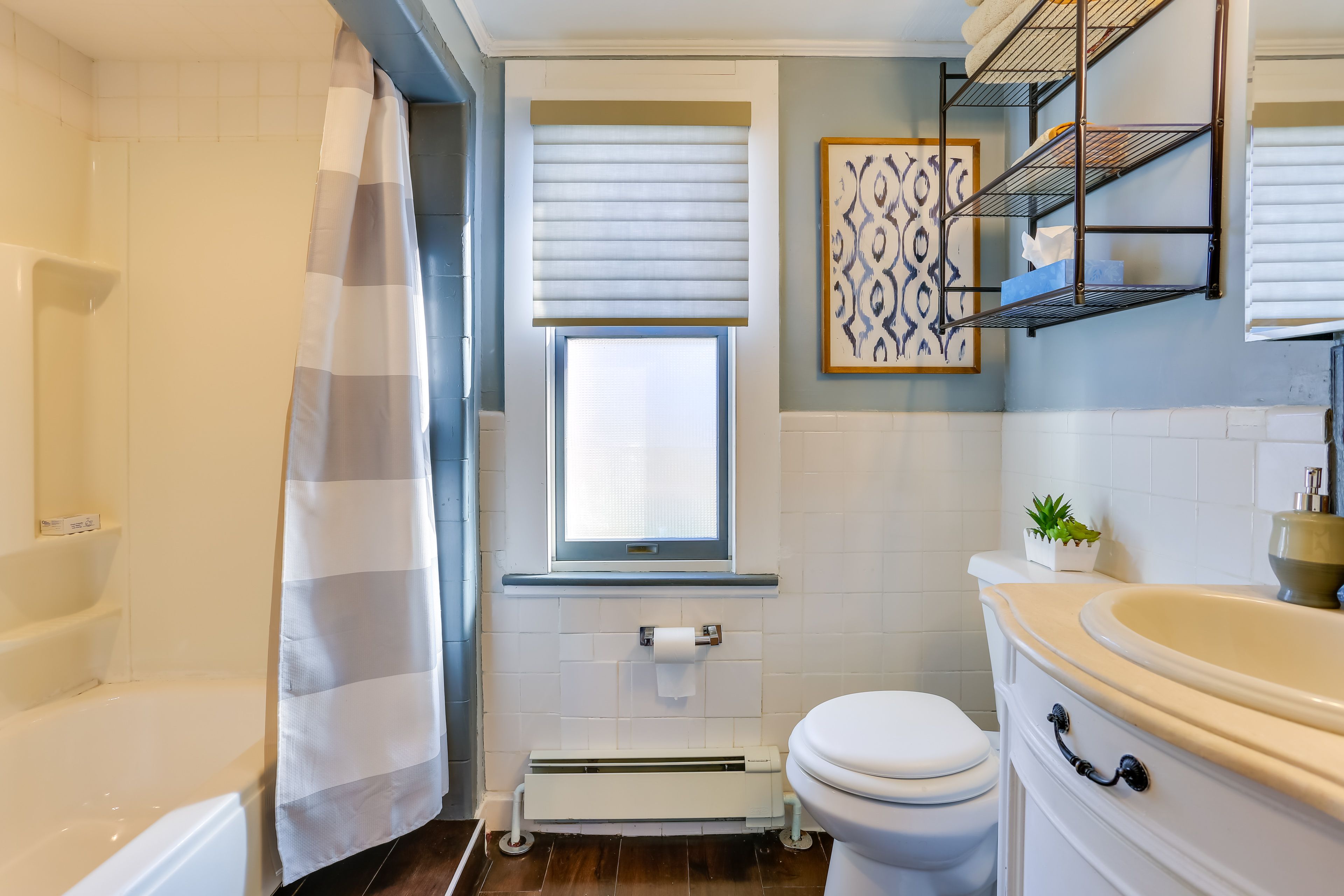 Full Bathroom | Hair Dryer | Towels Provided
