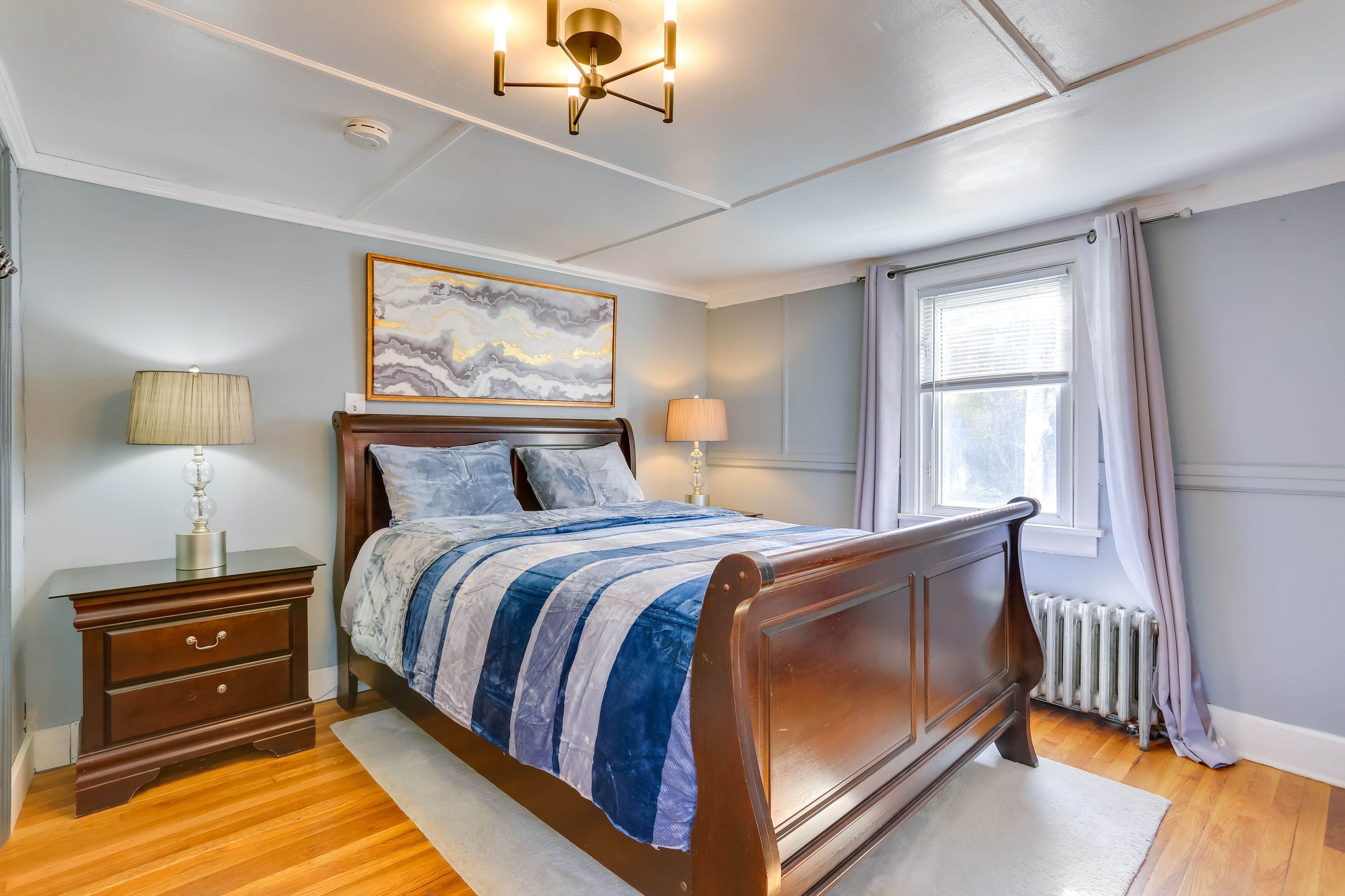 Bedroom | Queen Bed | Single-Story Interior | Cable Access