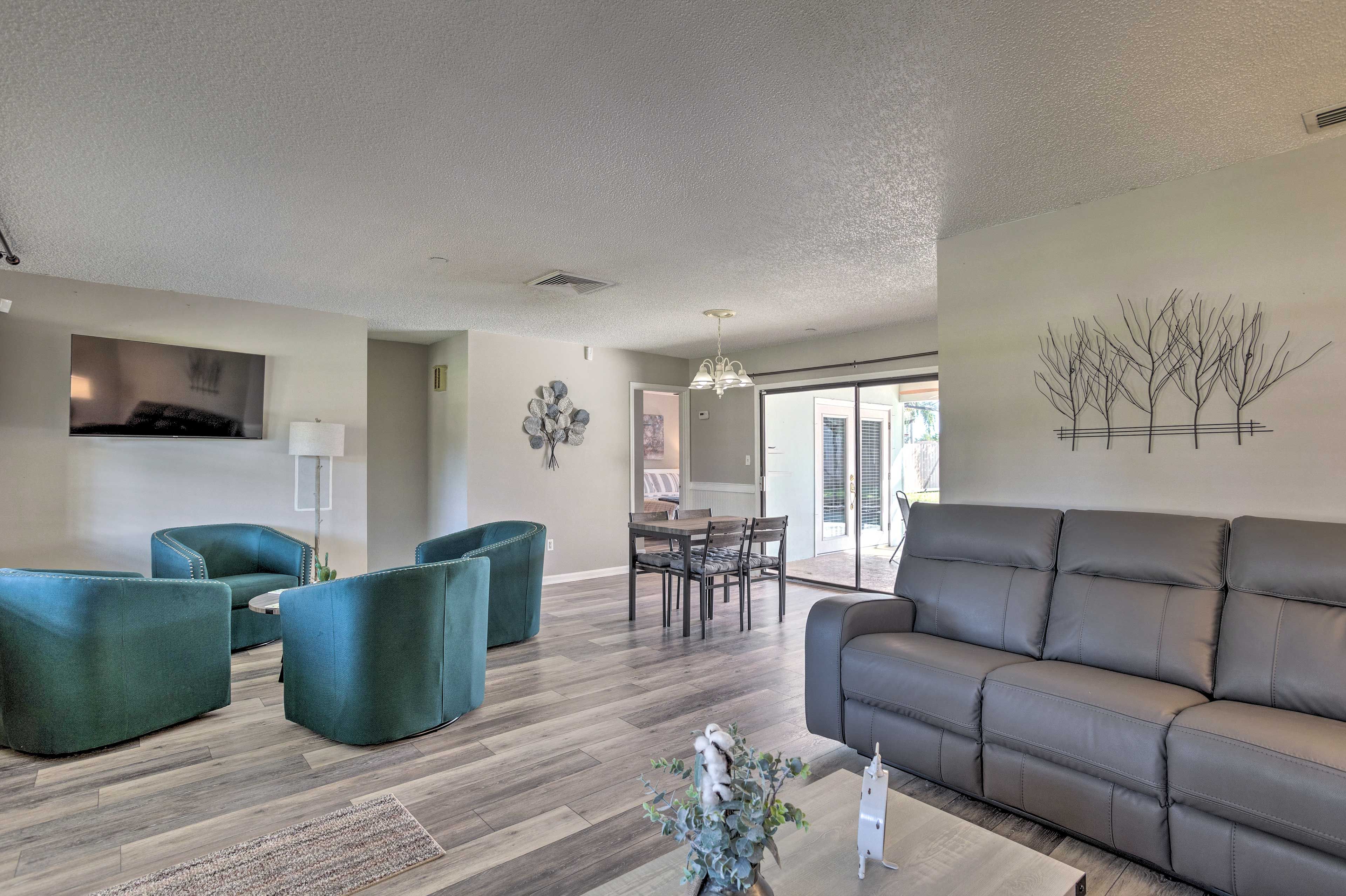 Living Room | Free WiFi (500 Mbps) | Central Heat & A/C | 4K HDTV