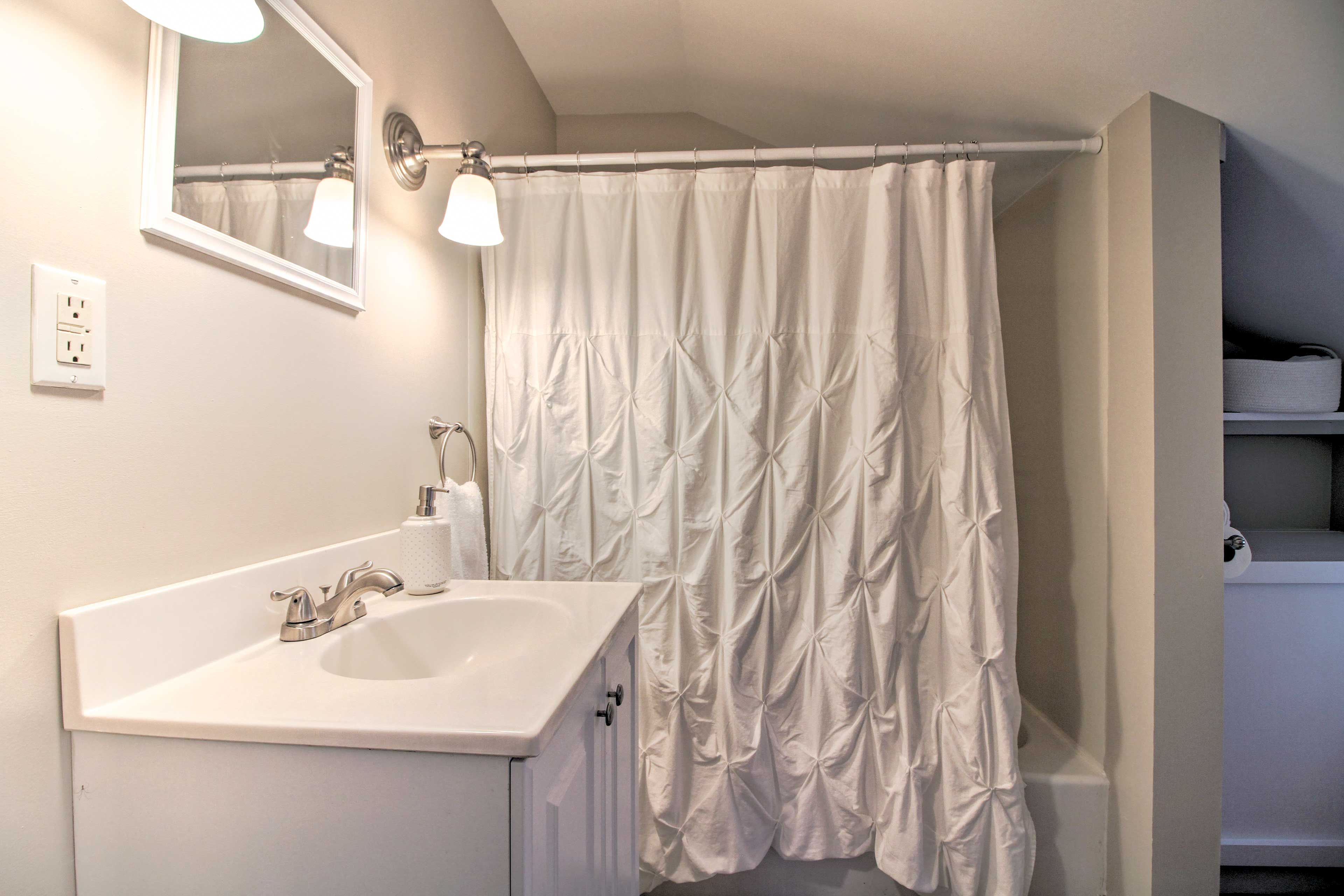Full Bathroom | Complimentary Toiletries