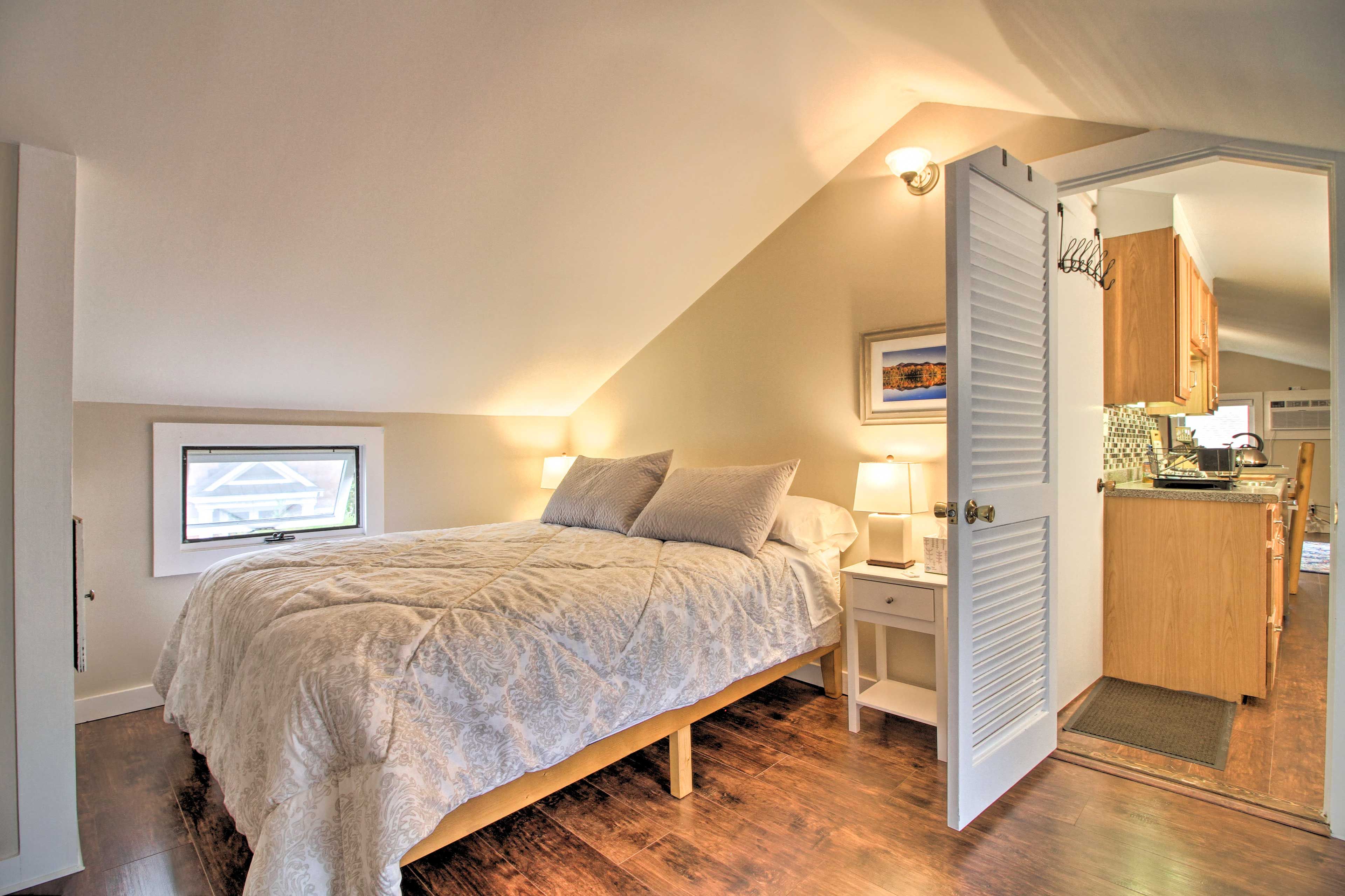 Bedroom 1 | Queen Bed