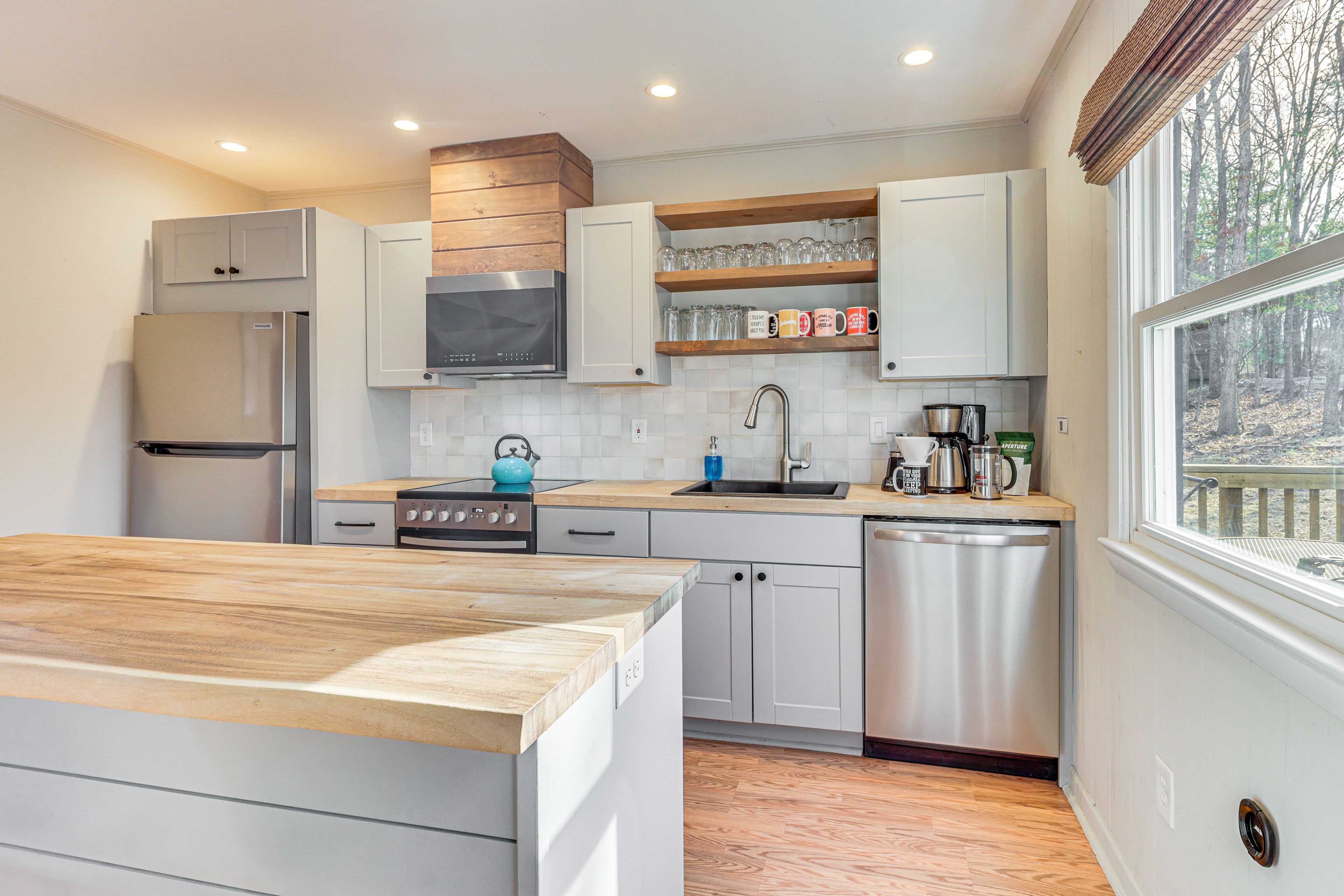 Kitchen | Coffee Maker | Toaster | Trash Bags/Paper Towels