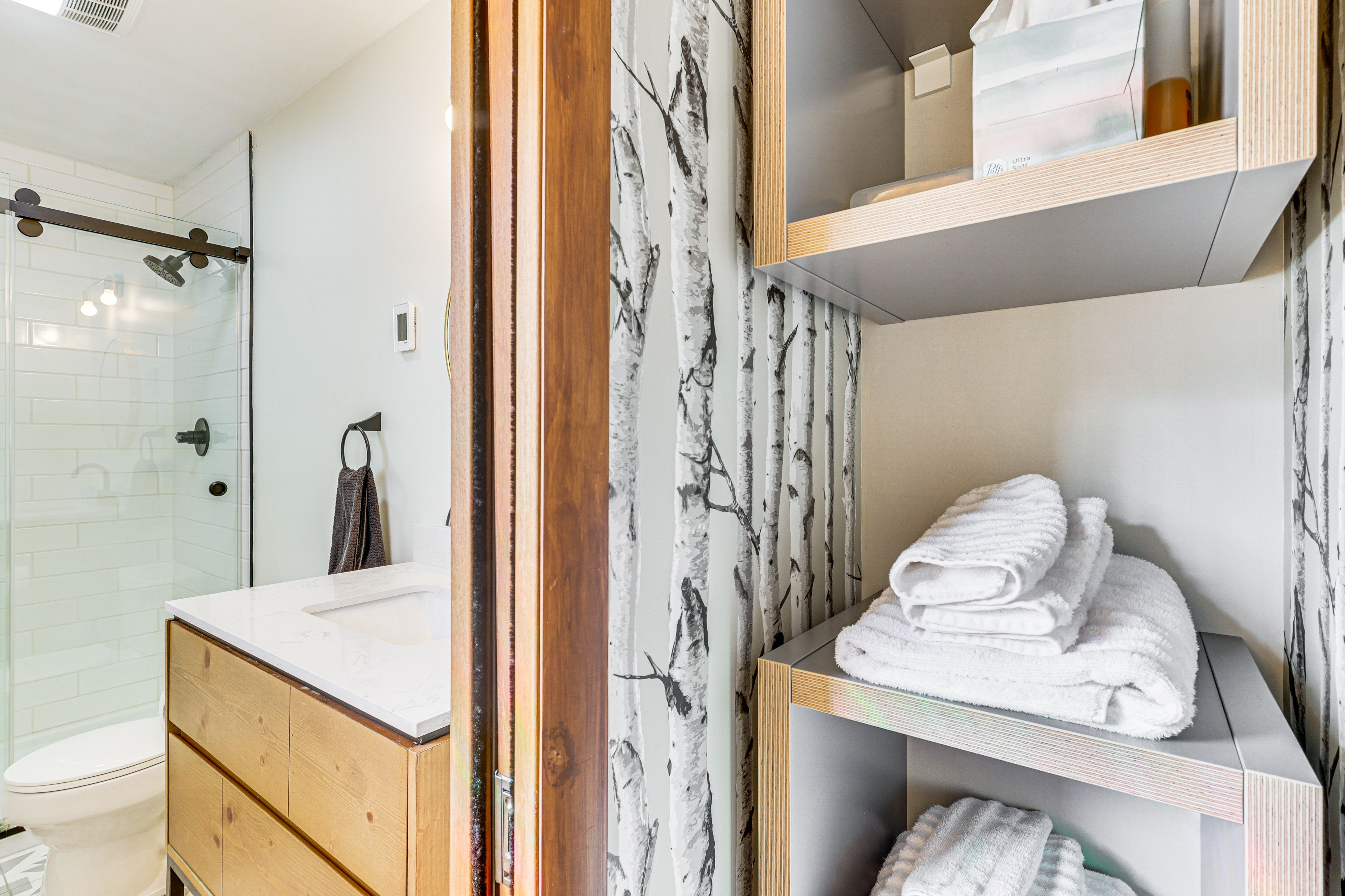 Full Bathroom | Main Level | Towels Provided | Complimentary Toiletries