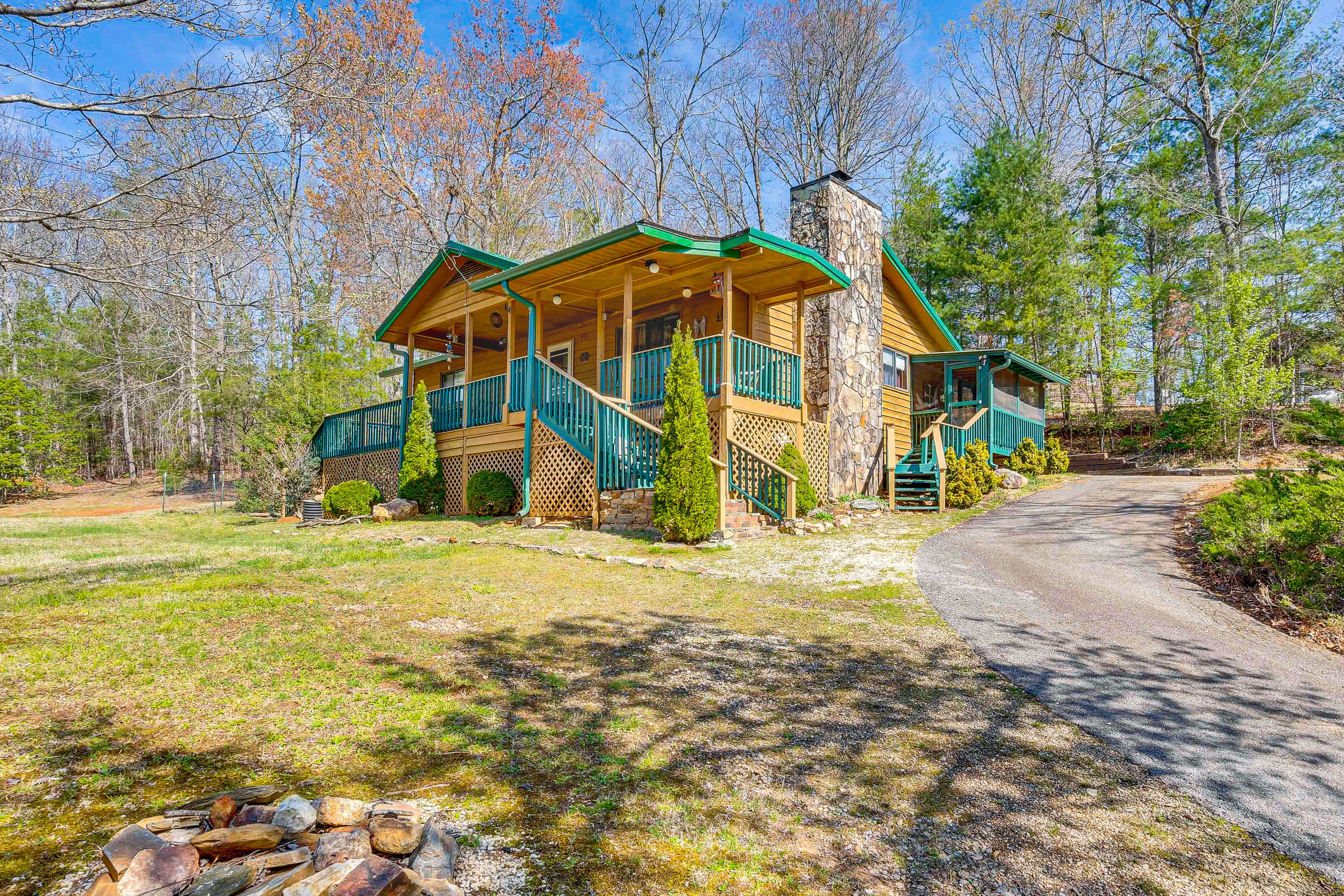 Murphy Vacation Rental | 2BR | 2BA | 1,250 Sq Ft | Stairs Required to Access
