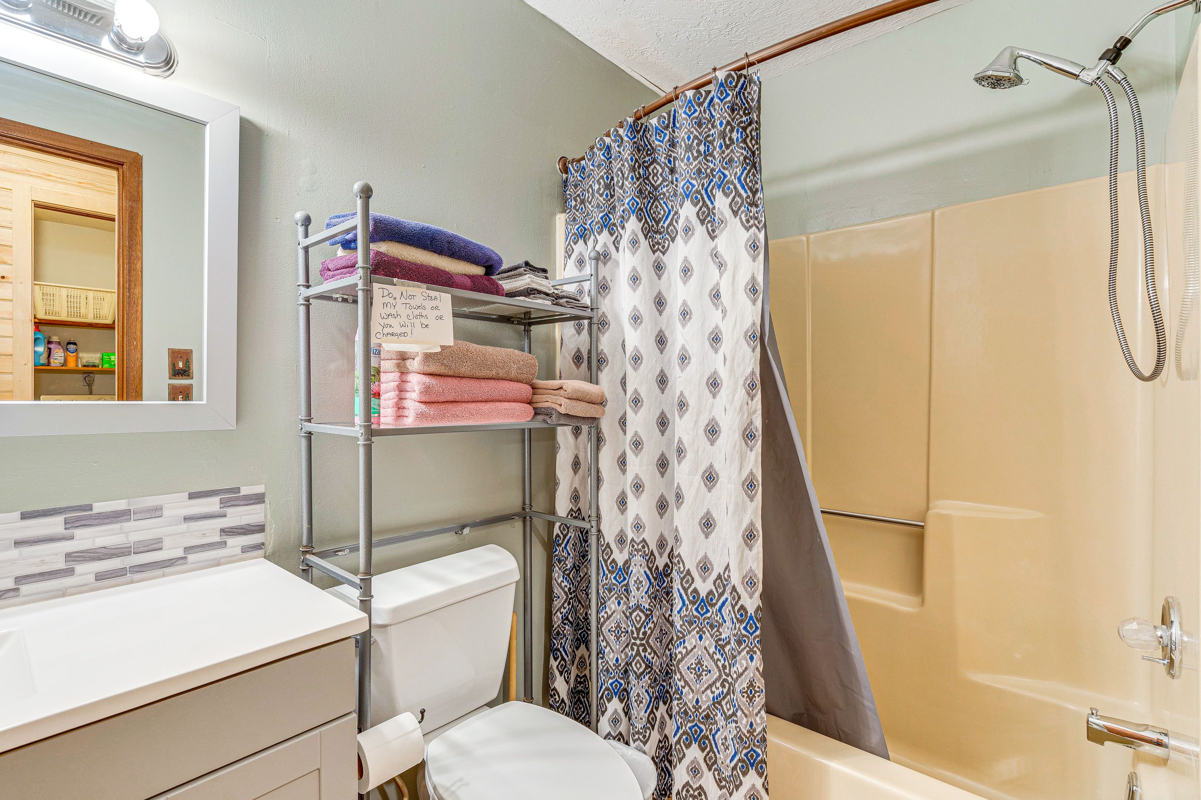 Full Bathroom | Towels Provided | Complimentary Toiletries