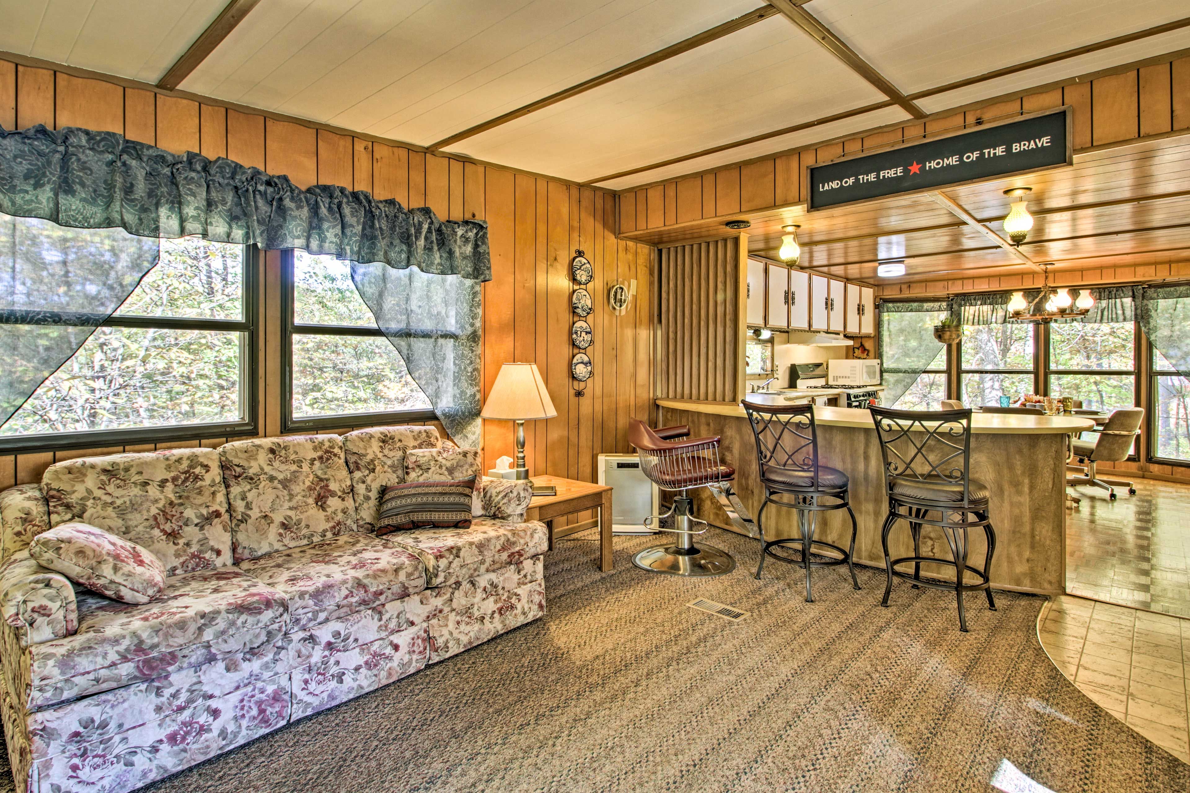 Living Room | Breakfast Bar
