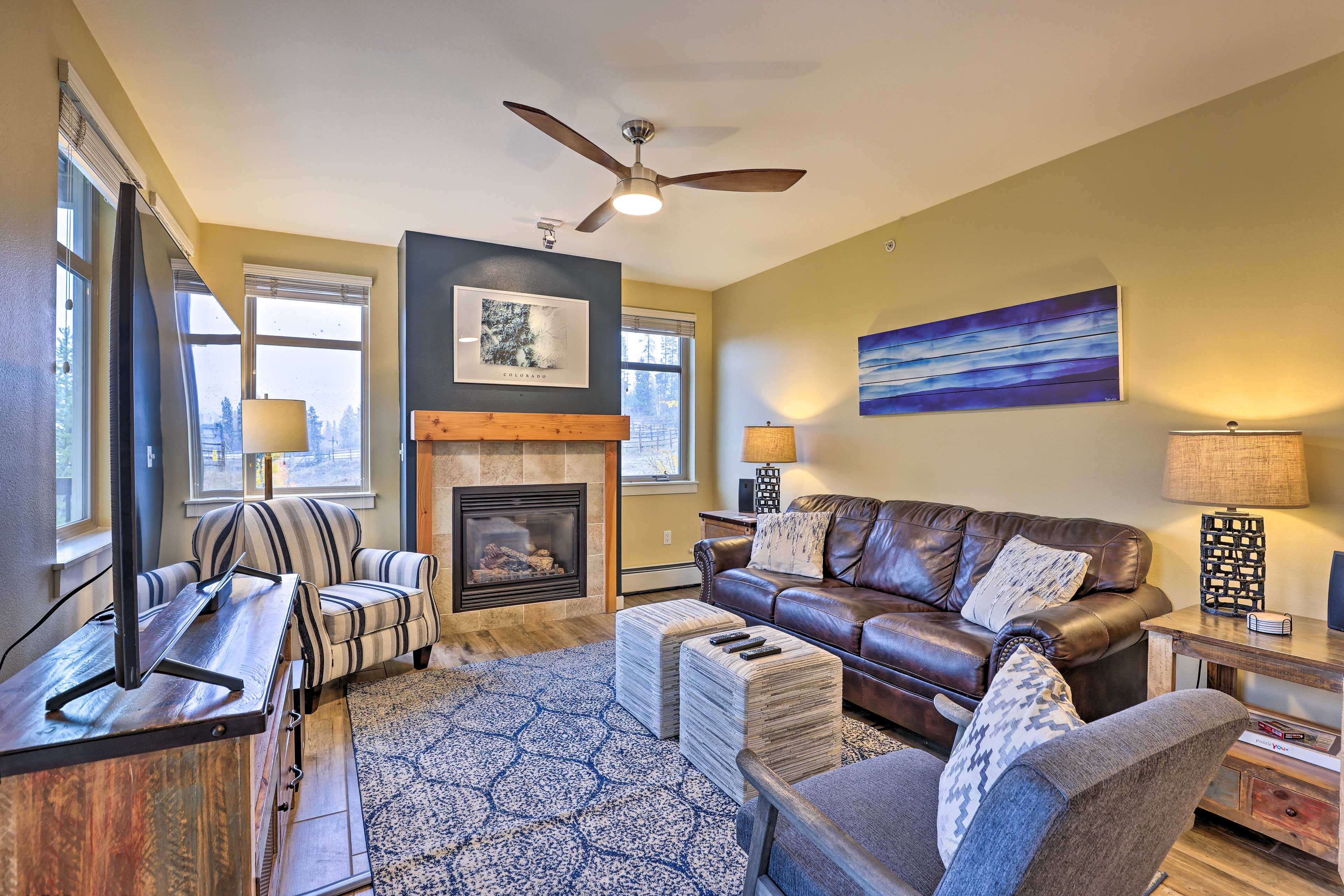 Living Room | Smart TV | Gas Fireplace