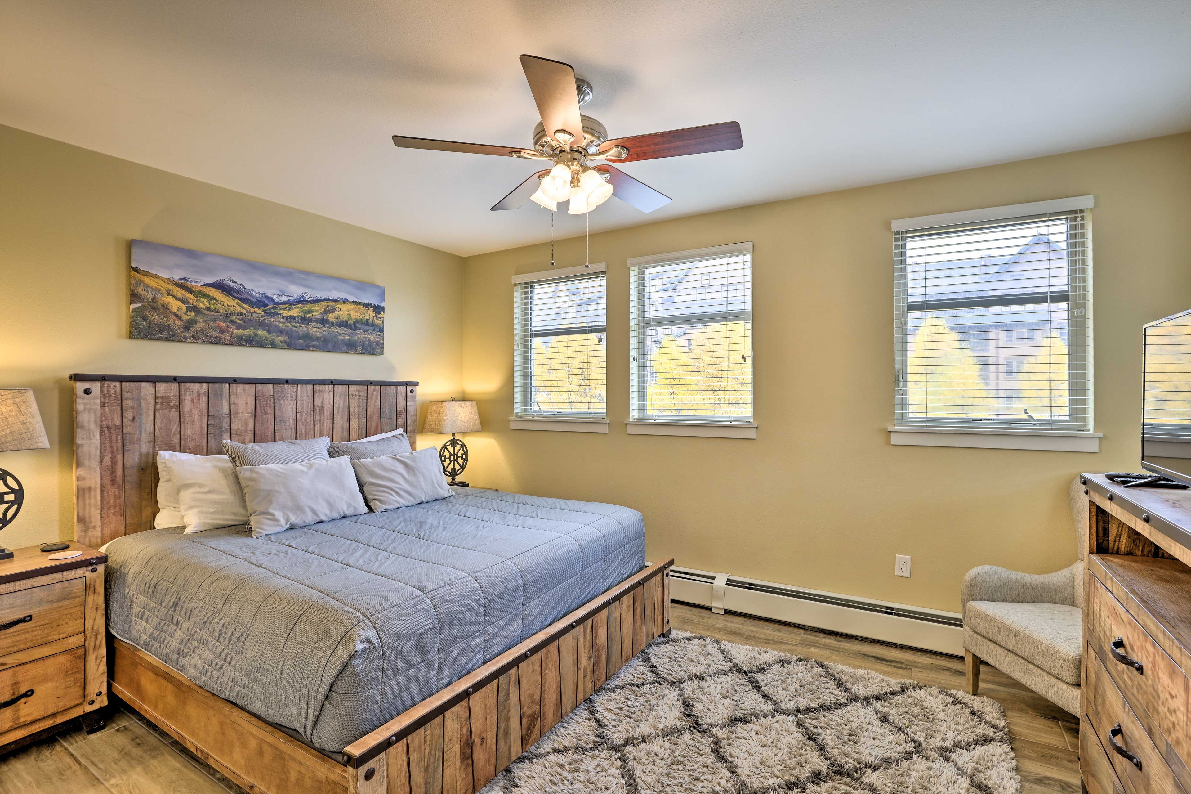 Bedroom 1 | King Bed