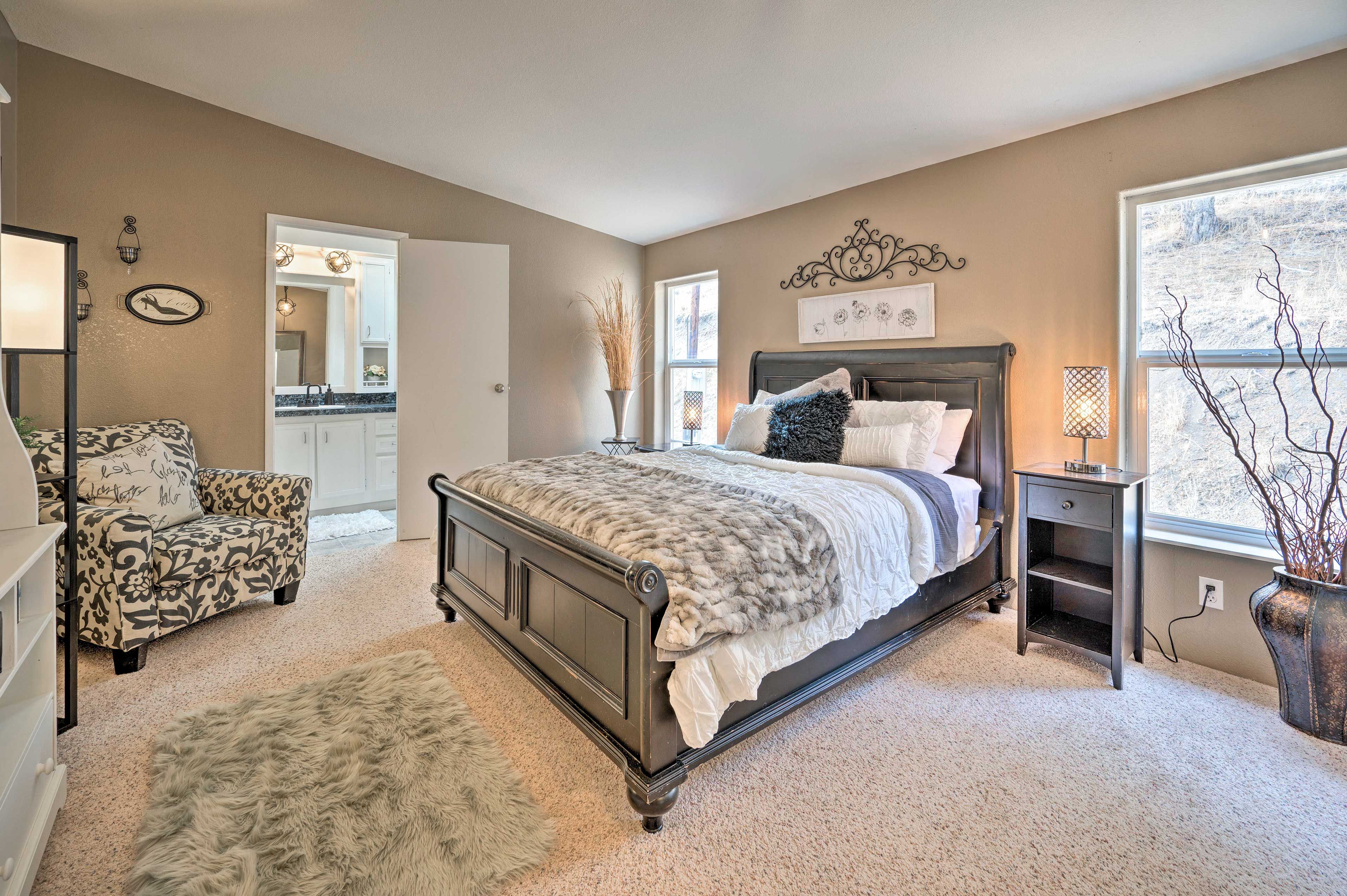 Bedroom 1 | Queen Bed | Step-Free Access | En-Suite Bathroom Access