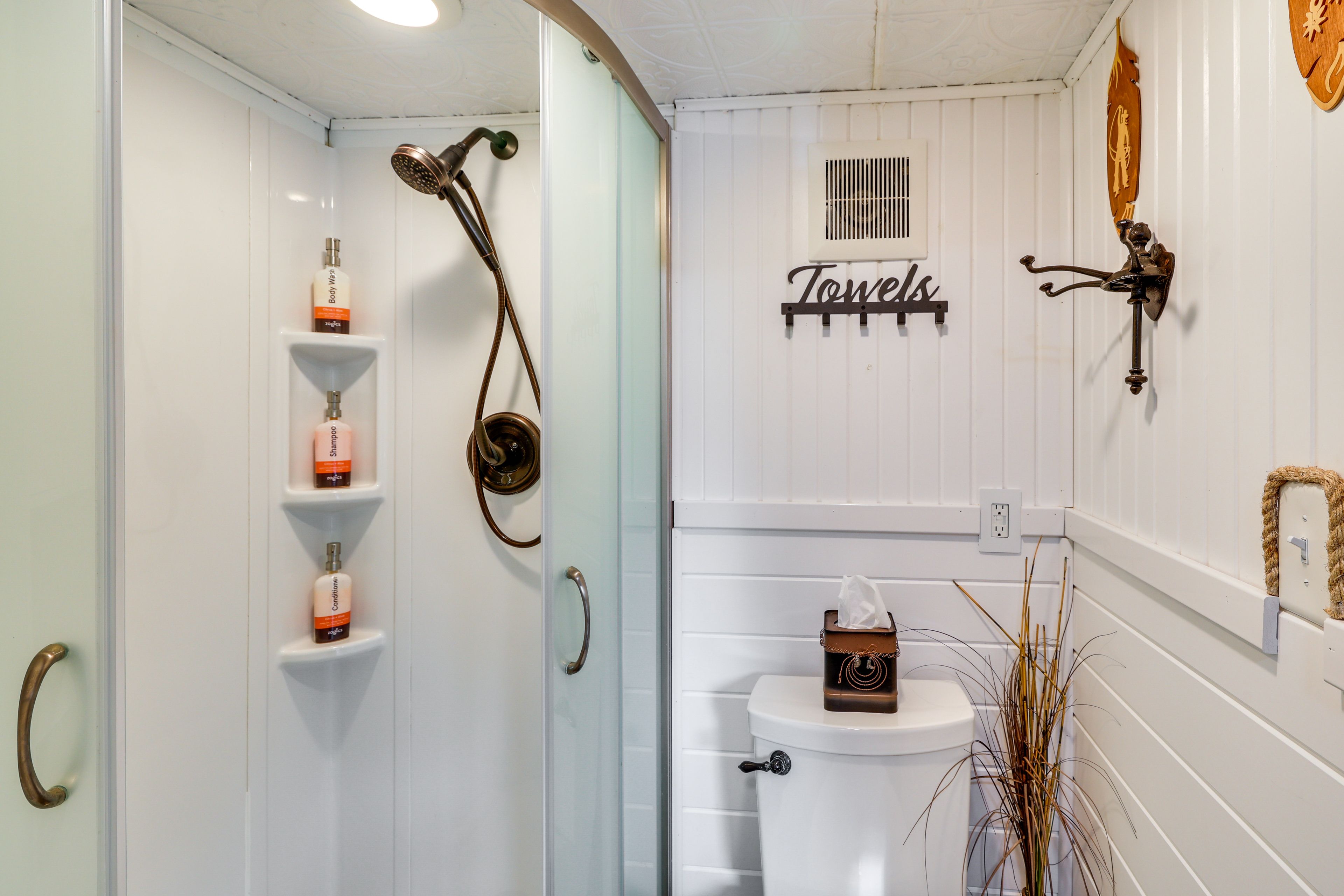 Full Bathroom | Towels & Linens Provided | Complimentary Toiletries