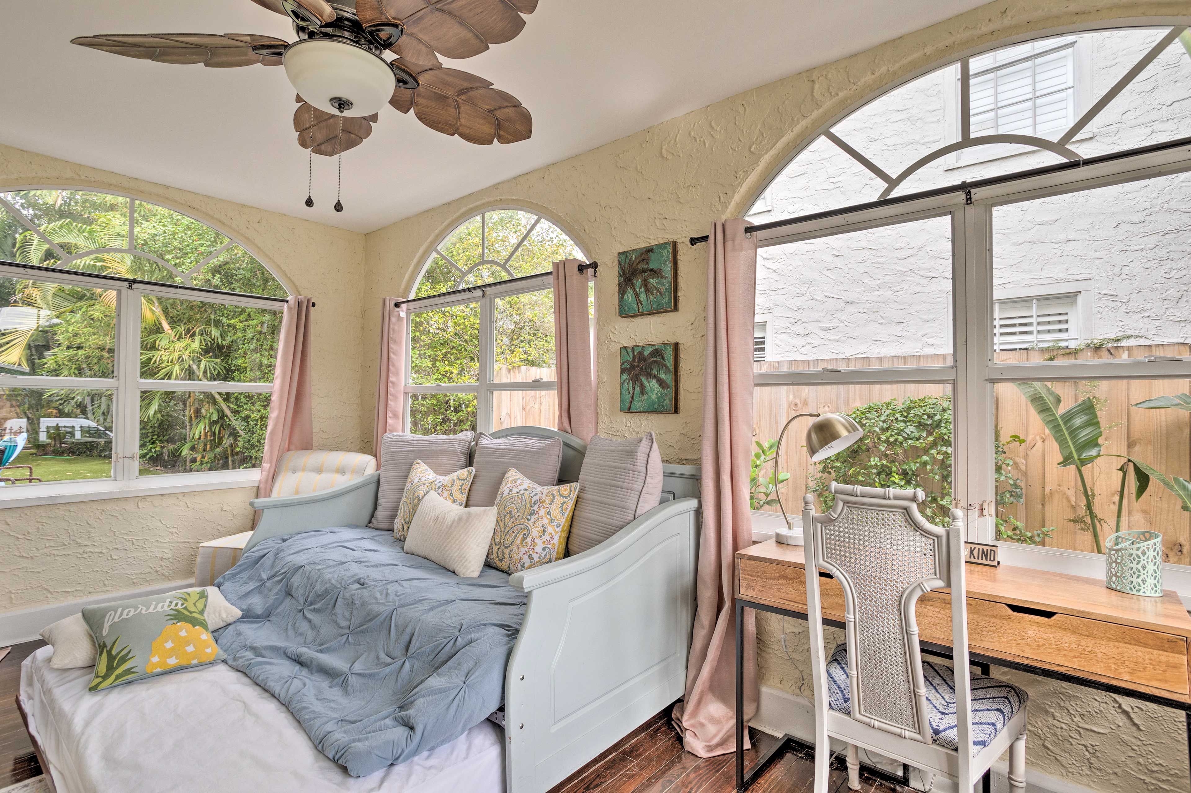 Additional Sleeping (Sun Room) | Twin Daybed w/ Twin Trundle