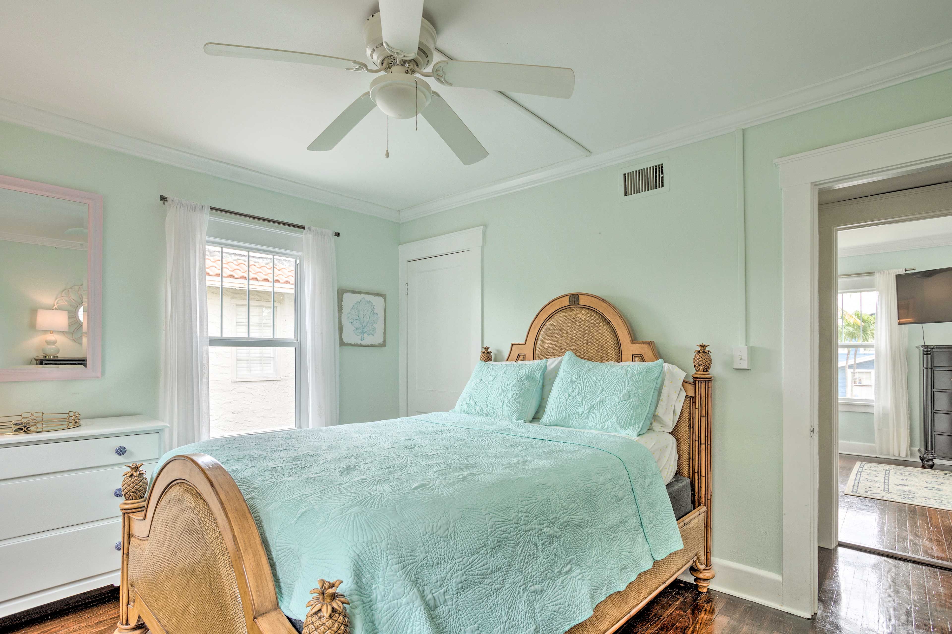 Bedroom 1 | Queen Bed