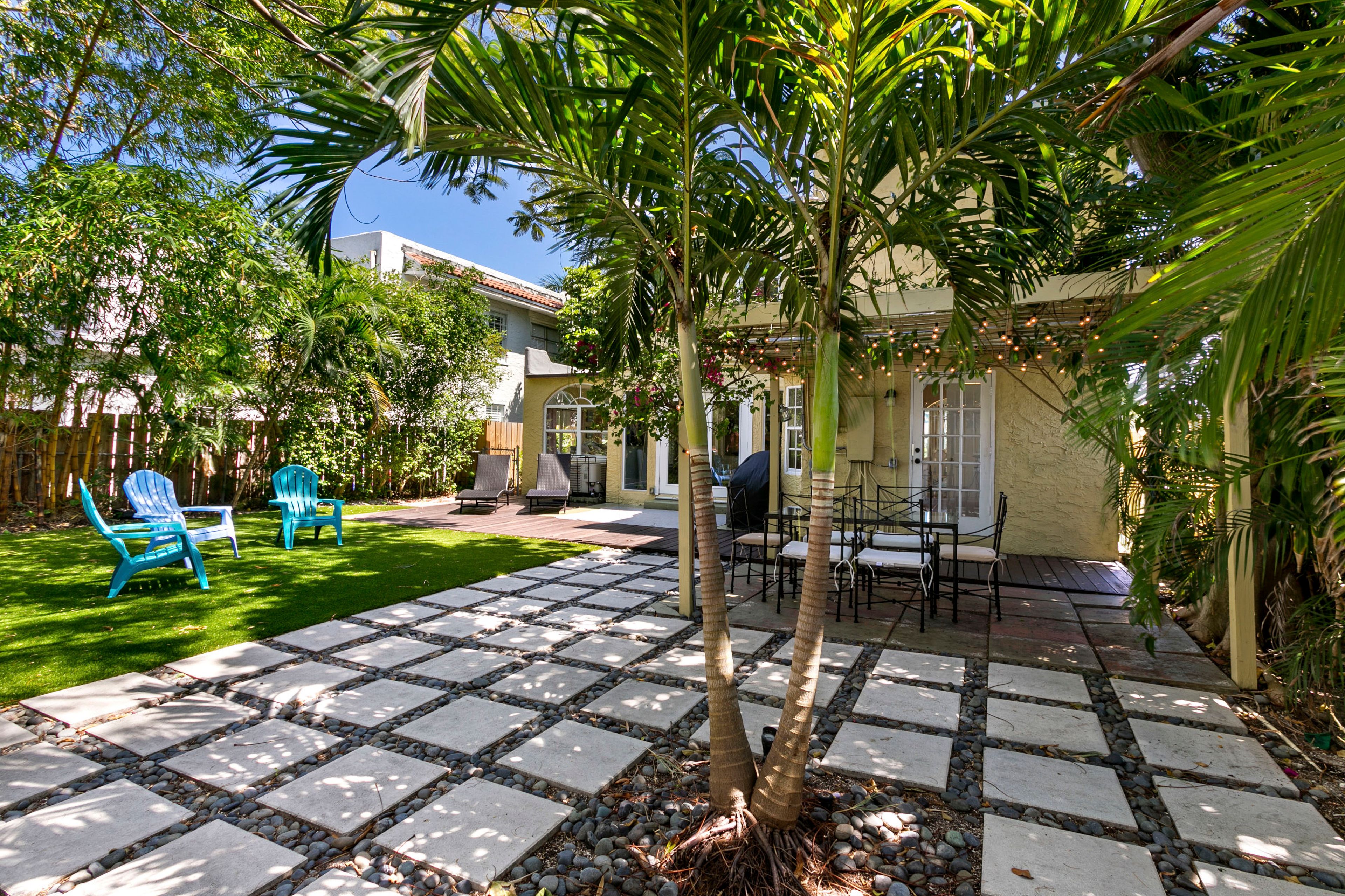 Private Backyard | Outdoor Dining Area