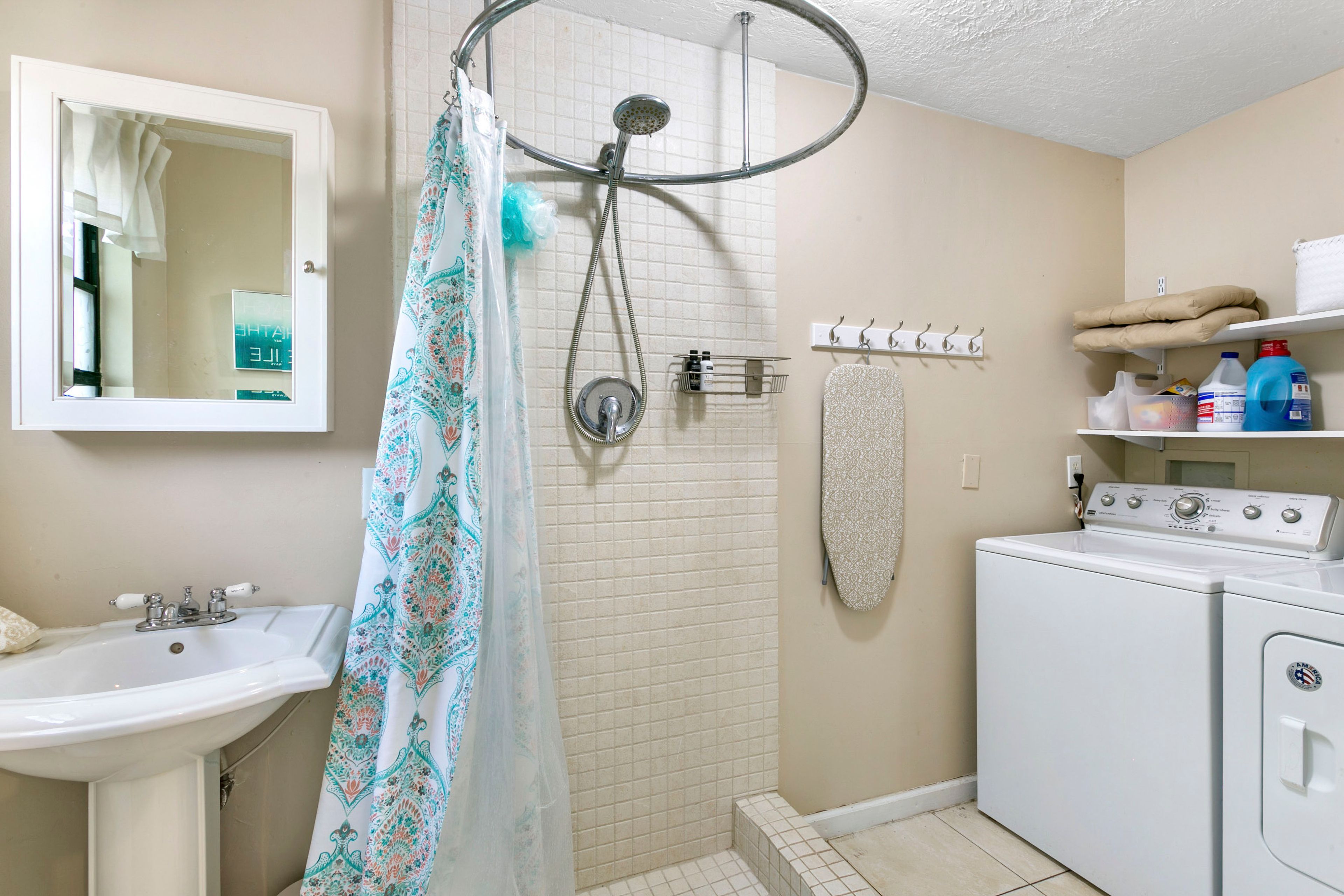 Full Bathroom | Laundry Area