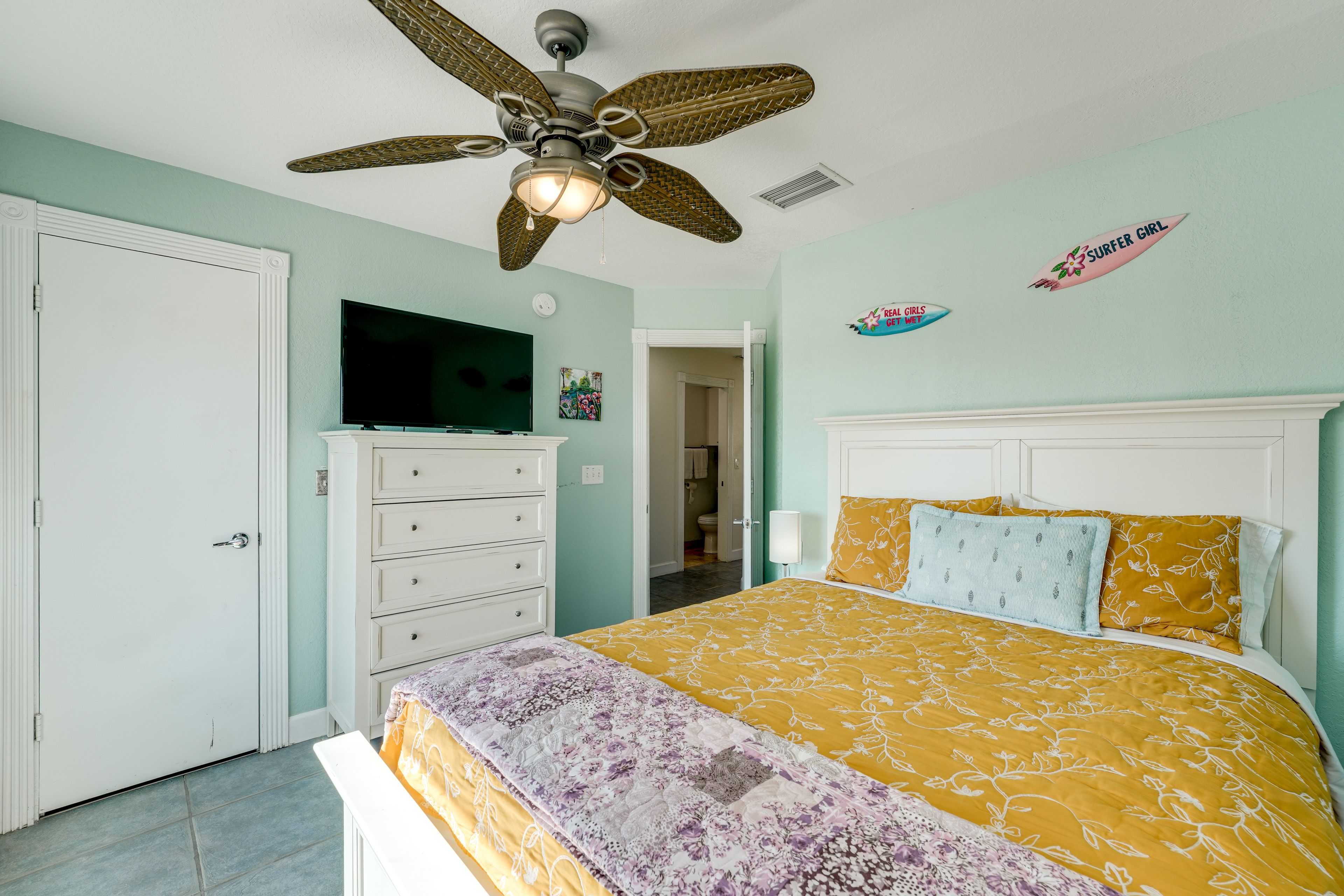 Bedroom 2 | Queen Bed | 3rd Floor | Smart TV w/ Cable