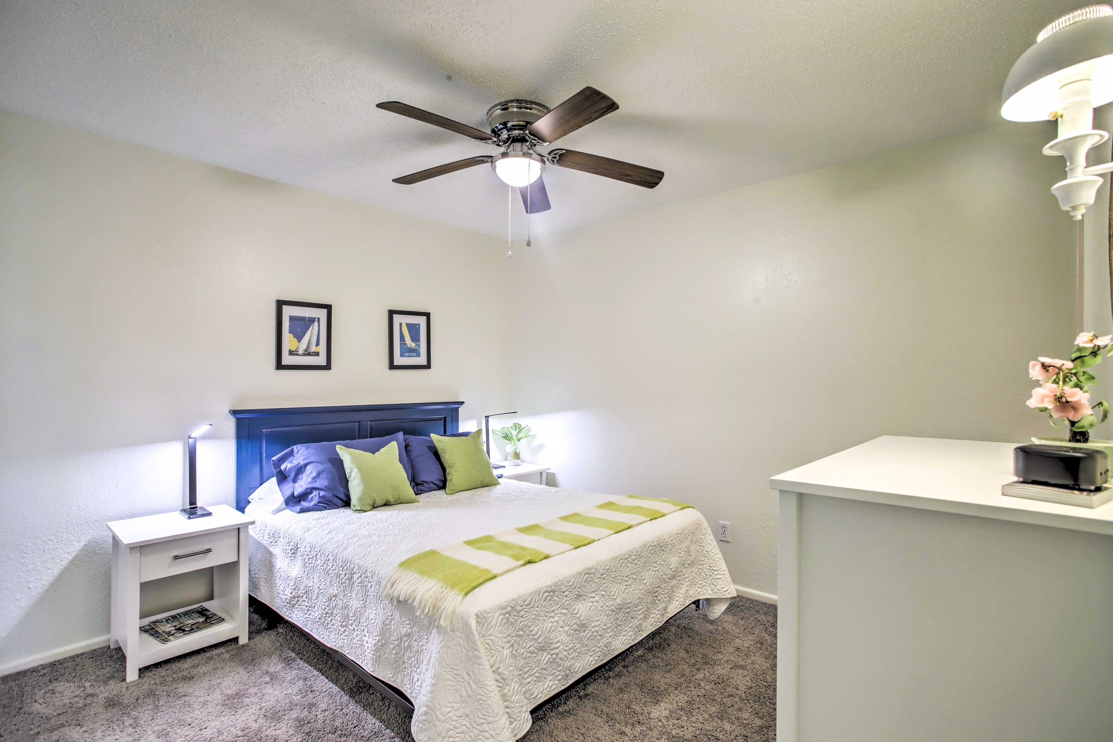 Bedroom | Queen Bed | Linens Provided | En-Suite Bathroom